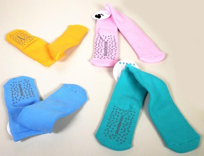Socken, sog. rutschfeste ABS-Socken, Größe 7 (5 - 6 Jahre), Foto siehe Anlage,
- laut Antrag drei Paar in einem Polybeutel verpackt,
- aus bis zu ca. 2,3 mm dicken, einfarbigen Schlingengewirken aus laut Antrag 80 % Baumwolle, 
  18 % Polyamid und 2 % Elasthan (beides synthetische Chemiefasern),
- schlauchförmig abgepasst gewirkt und an den Fußspitzen durch Zusammennähen konfektioniert,
  mit ausgearbeiteter Ferse,
- am oberen Rand mit einem doppelt gearbeiteten, ca. 2 cm breiten Abschluss versehen,
- zur Erhöhung der Rutschfestigkeit auf der Lauffläche mit Noppen aus Kunststoff (laut Antrag Silikon)
  versehen, die keine angebrachte Laufsohle darstellen,
- die Knöchel bedeckend, nicht über die Waden reichend,
- mit einem Fußmaß von ca. 15 cm,
- ist aufgrund der Abmessungen nicht für Kleinkinder mit einer Körpergröße von bis zu 86 cm bestimmt,
  daher keine Ware der Position 6111.

"Socken aus Gewirken, aus Baumwolle"