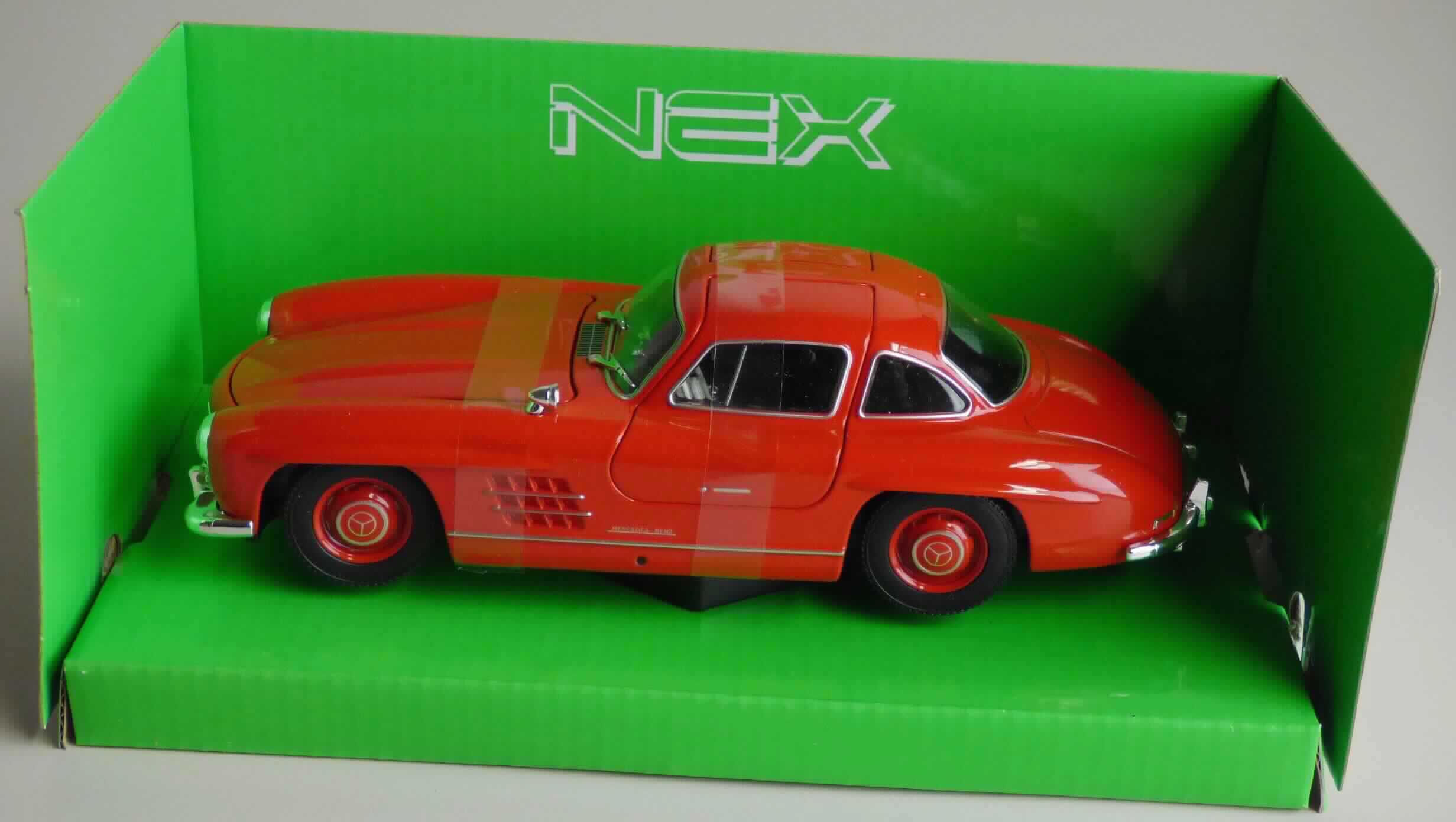 Modellfahrzeug, sog. "Mercedes Benz 300 SL, 2fach, 4er Set, Art. 12275"
- im Spritzgussverfahren hergestelltes Modell eines Mercedes Benz 300 SL im Maßstab
  1:24 - 27 - lt. Verpackungsangabe
- in den Abmessungen von ca. 19 x 7,5 x 5,4 cm
- mit einer Karosserie aus rot lackiertem Metall, im Spritzgussverfahren hergestellt
- mit Unterboden, Innenraum, Scheiben sowie Anbauteilen und Rädern aus Kunststoff 
- mit aufklappbaren Flügeltüren und Motorhaube
- mit lenkbaren Vorderrädern
- ohne Motorantrieb
- dient der spielerischen Unterhaltung von Kindern
- in einer Showbox für den Einzelverkauf aufgemacht.

Auf Grund des Gesamteindrucks bestimmt das Metall den Charakter der aus verschiedenen Stoffen bestehenden Ware.

Die Ware ist als "anderes als zuvor von der Position 9503 erfasstes Modell, im Gussverfahren hergestelltes Miniaturmodell aus Metall" einzureihen.