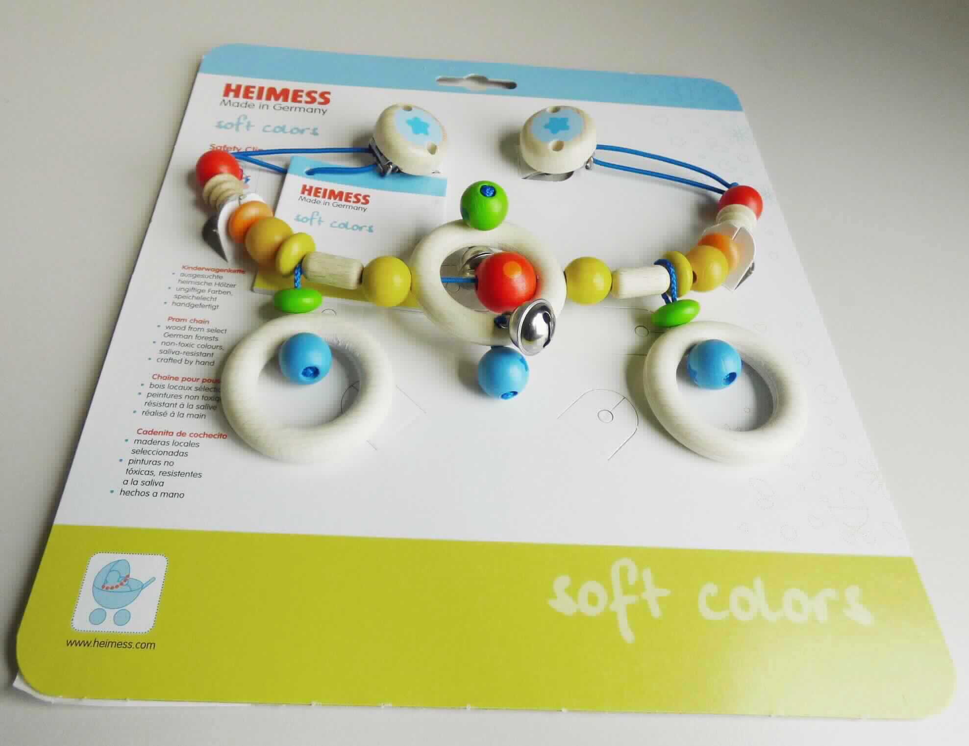 Kinderwagenkette, sog. "Kinderwagenkette Regenbogen, Art. 736720" in Form einer zusammengesetzten Ware, bestehend aus
- einem ca. 40 cm langen, elastischen, blauen Spinnstoffband mit aufgefädelten, zum Teil farbigen
  Holzperlen in verschiedenen Formen (rund, oval, zylinderförmig), drei Holzringen (Ø 5 cm) sowie
  zwei Glöckchen aus unedlem Metall
- zwei runden Befestigungsclips aus unedlem Metall und Holz, die der Befestigung der Ware an
  einem Kinderwagen dienen
- die Ware dient der spielerischen Unterhaltung von Babys im Kinderwagen
- laut Verpackungsaufdruck handgearbeitet
- auf einer Pappkarte aufgemacht.

Im Hinblick auf den Umfang und das Erscheinungsbild bestimmt die Spinnstoffschnur mit den aufgefädelten Holzelementen den Charakter der zusammengesetzten Ware.

Sie ist als "anderes Spielzeug, nicht von den Unterpositionen (KN) 9503 0010bis 9503 0095 erfasst, handgearbeitet aus Holz" einzureihen.