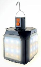 Es handelt sich bei der sog. Solar Outdoor Leuchte um eine elektrische Leuchte, bestehend aus einem würfelförmigen Kunststoffgehäuse mit einem feststehenden und vier ausklappbaren weiß leuchtenden LED-Panels. Am oberen Ende befindet sich ein Solarmodul sowie eine Vorrichtung zum Ein- und Ausschalten und ein integrierter Haken aus unedlem Metall zum Aufhängen der Leuchte. Sie ist zudem mit einem Lithium-Ionen-Akku und einem USB-C-Ladeanschluss ausgestattet. Die Gesamtabmessungen betragen ca. 96 x 96 x 184 mm /L x B x H).
Ihr Lieferumfang umfasst ein USB-C-Ladekabel und eine Bedienungsanleitung, mit denen sie gemeinsam in einem Karton verpackt ist.  

Sie dient ausgeklappt oder zusammengeklappt der Beleuchtung im Innen- oder Außenbereich.

Die Ware ist als "elektrischer Beleuchtungskörper, anderweit weder genannt noch inbegriffen, nicht von den Unterpositionen (HS) 9405 11 bis 9405 39 erfasst, fotovoltaisch, ausschließlich zur Verwendung mit LED-Lichtquellen bestimmt, kein Scheinwerfer, aus Kunststoffen" einzureihen.