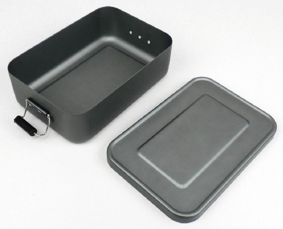 Es handelt sich um sog. Brotzeitdosen (Artikelnummer: 8115577), im Wesentlichen bestehend aus einem etwa quaderförmigen Behältnis aus Aluminium, das an beiden Schmalseiten jeweils mit einem Bügelverschluss aus unedlem Metall mit Polsterung aus Kunststoff oder Kautschuk ausgestattet ist, und einem abnehmbaren Deckel aus Aluminium.
Die Erzeugnisse dienen als Lunchbox der Aufnahme, der Aufbewahrung und dem Transport von Lebensmitteln im Haushalt und sind in einer bedruckten Kartonhülle verpackt.
Abmessungen: etwa 17,2 cm x 11,6 cm x 5,3 cm (Länge x Breite x Höhe).
-Antragstellerangaben-

Bei der aus verschiedenen Stoffen zusammengesetzten Ware sind die unedlen Metalle im Hinblick auf die Verwendung und den Umfang charakterbestimmend. Aluminium herrscht gegenüber anderem unedlen Metall gewichtsmäßig vor.

Abbildung siehe Anlage.

Derartige Erzeugnisse gehören als "andere (als in den TARIC-Codes 7615 1010 10 bis 7615 1080 10 genannte) Haushalts- oder Hauswirtschaftsartikel aus Aluminium " zum TARIC-Code 7615 1080 90.