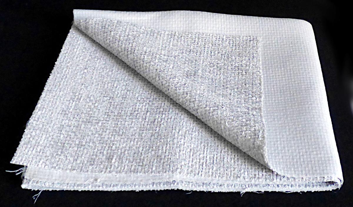 Textillaminat, Foto siehe Anlage,
- als Meterware, mit einer Breite von laut Antrag 145 cm,
- aus zwei mit ihrer ganzen Fläche aufeinanderliegenden und so miteinander durch Kleben
  verbundenen Lagen:
-- mit einer Oberlage (Schauseite):
--- aus einem Chenillegewebe,
---- mit samtartiger Oberfläche,
---- aus Chenillegarnen und anderen Garnen; beide aus synthetischen Chemiefasern (laut Antrag
     Polyester),
-- mit einer Unterlage:
--- aus einem einfarbigen Gewebe,
--- aus synthetischen Chemiefasern (laut Antrag Polyester),
- das die Schauseite bildende Chenillegewebe verleiht der Ware insbesondere im Hinblick auf die
  Bedeutung in Bezug auf die Verwendung als Möbelbezugsstoff ihren wesentlichen Charakter.

"Chenillegewebe, keine Ware der Positionen 5802 oder 5806, aus Chemiefasern"