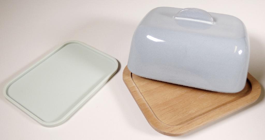 Anderer keramischer Haushaltsartikel, sog. Butterdose, Foto siehe Anlage,
- in Form einer zusammengesetzten Ware, bestehend aus einem Oberteil
  (Deckel bzw. Haube) aus Keramik, und einem Unterteil (Brett) aus Holz und
  einer Einlage aus Kunststoff,
- Oberteil (Deckel bzw. Haube):
- - grau und glasiert; mit einer rechteckigen Grundfläche (mit abgerundeten Ecken)
    und einem Griff auf der Oberseite,
- - in den Abmessungen: 15 cm (Länge) x 11,5 cm (Breite) x 7,5 cm (Höhe),
- - keramisches Erzeugnis, nach vorheriger Formgebung gebrannt, tonmineralhaltiges
     Material enthaltend,
- - lt. Antrag aus Steinzeug,
- Unterteil (Brett):
- - aus Holz (lt. Antrag Kautschukholz),
- - rechteckig mit abgerundeten Ecken,
- -  in den Abmessungen: ca. 15,4 cm (Länge) x 12,5 cm (Breite) x 1,5 cm (Höhe),
- - mit einem leicht erhöhten Rand, auf den das Oberteil gestellt wird,
- Einlage:
- - aus augenscheinlich Kunststoff,
- - rechteckig mit abgerundeten Ecken,
- - in den Abmessungen: ca.13,5 cm (Länge) x 10,5 cm (Breite) x 0,5 cm (Höhe),
- - mit einem leicht erhöhten Rand,
- - passgenau zum Einlegen in das Unterteil gearbeitet,
- - dient zur Auflage eines Butterstückes,
- zur Verwendung in der Küche und im Haushalt bestimmt,
- das Oberteil aus Steinzeug verleiht der zusammengesetzten Ware nach dem Umfang
  und dem äußeren Erscheinungsbild den wesentlichen Charakter,
- in einem Karton verpackt.

"Anderer keramischer Haushaltsartikel für den Tisch- oder Küchengebrauch (Butterdose),
 aus Steinzeug"