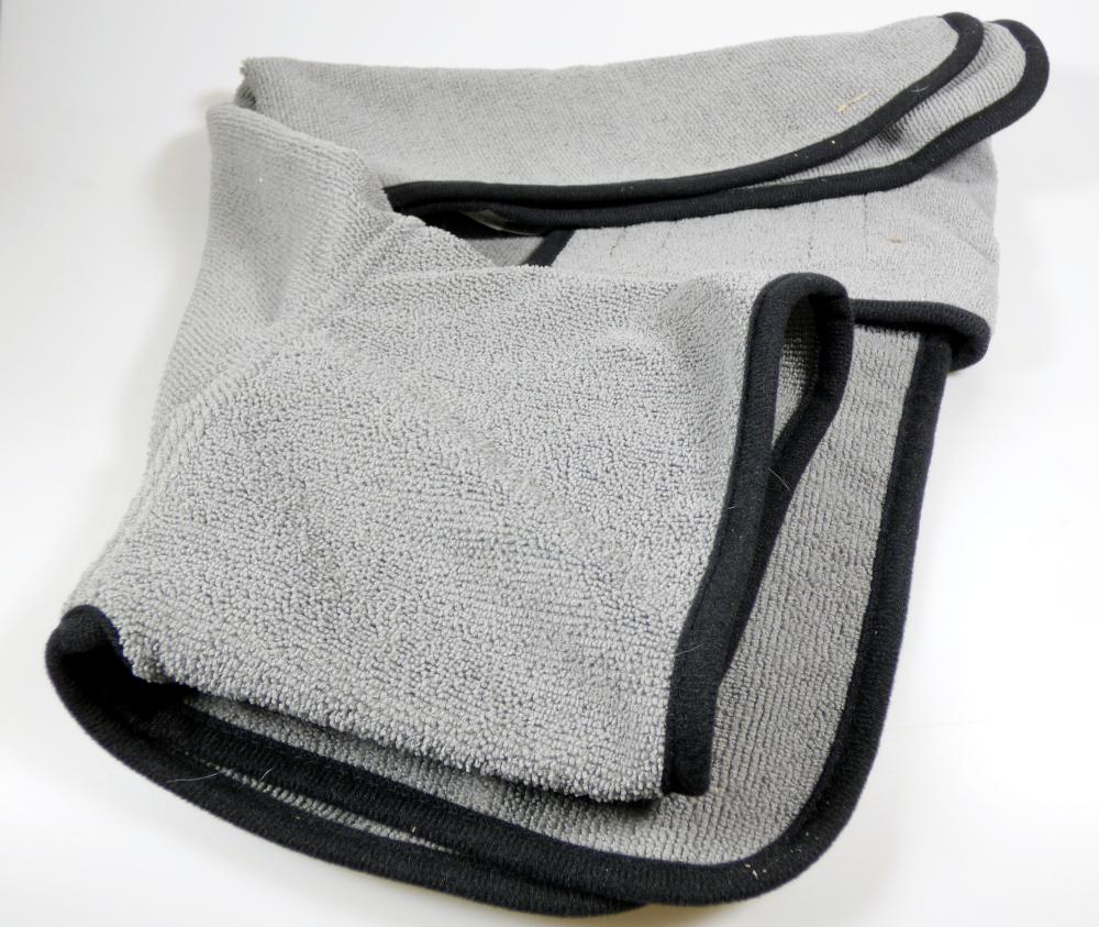 Bademantel für Hunde, Foto siehe Anlage,
- aus Schlingengewirken aus Spinnstoff (laut Antrag 100 % Polyester); an den Rändern gesäumt,
- mit einem Kragen mit Klettverschluss,
- im Bereich der Brust mit einem Klettverschluss zu schließen,
- den Körper eines Hundes bedeckend,
- laut Antrag in den Größen S, M und L,
- dient erkennbar dem Ausstatten von Hunden und damit als Sattlerware für Tiere.

"Sattlerware für alle Tiere, aus Stoffen aller Art, kein Reitsattel"