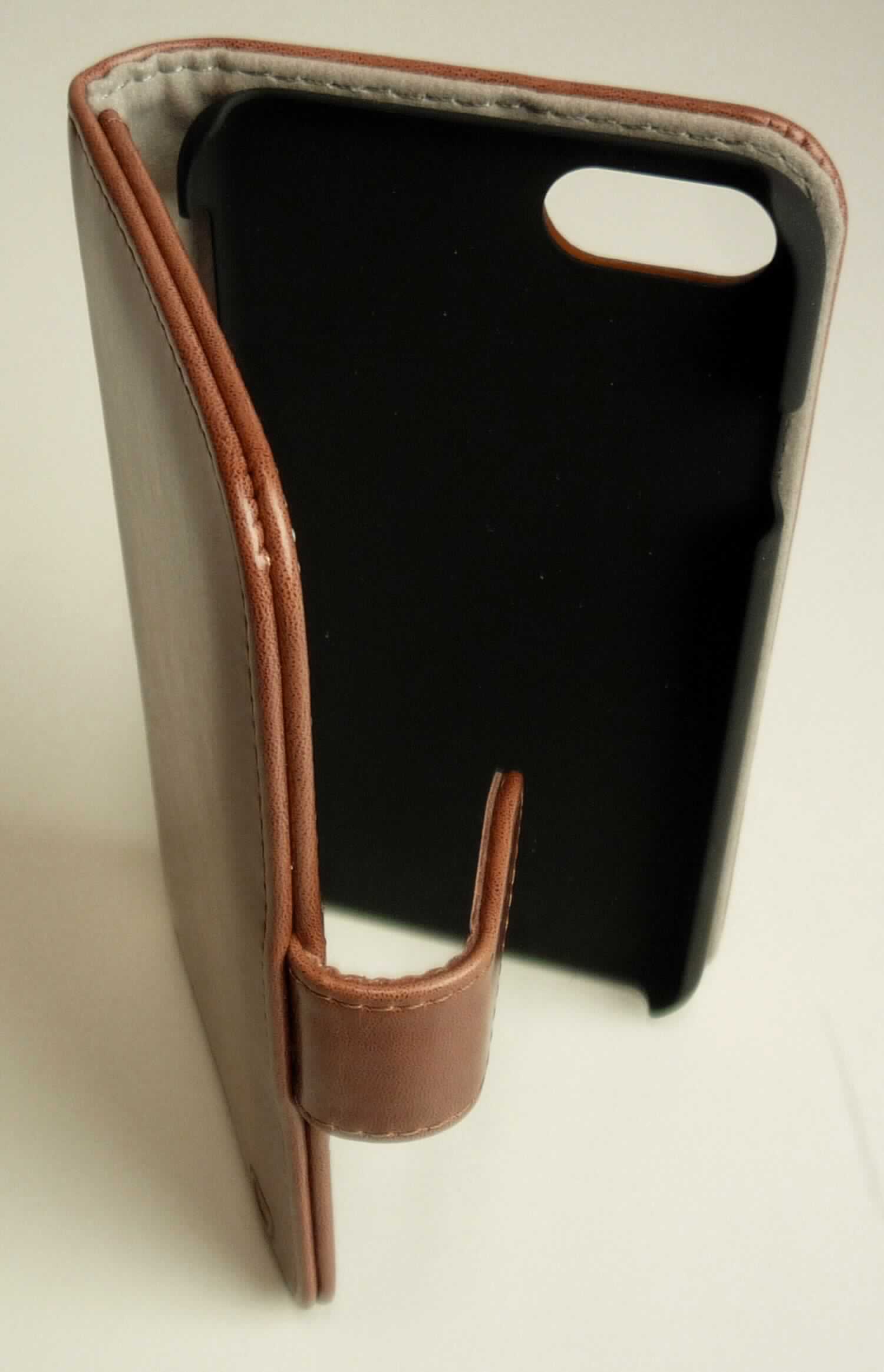Etuiähnliches Behältnis, Taschen- oder Handtaschenartikel, sog. Klapptasche Wallet Case, Foto siehe Anlage, 
- lt. Antrag mit einer Außenseite aus Leder, 
- seitlich aufklappbar; mit einer Lasche mit Magnetverschluss versehen,
- an der linken Innenseite mit drei offenen Einsteckfächern ausgestattet,
- an der rechten Innenseite mit einer Schale aus Kunststoff als Halterung für ein Mobiltelefon ausgestattet, 
- - bildet an den Schmalseiten die Außenseite, 
- mit Aussparungen für die Kameralinse und zur Bedienung des Mobiltelefons versehen,
- in den Abmessungen: ca. 13 cm (Höhe) x 7 cm (Breite) x 1,5 cm (Tiefe), 
- dient dem Transport und der Aufbewahrung eines Mobiltelefons in einer Tasche oder Handtasche, 
- ohne Hinweise auf Handarbeit.

"Etuiähnliches Behältnis, Taschen- oder Handtaschenartikel, mit Außenseite aus Leder, nicht handgearbeitet"