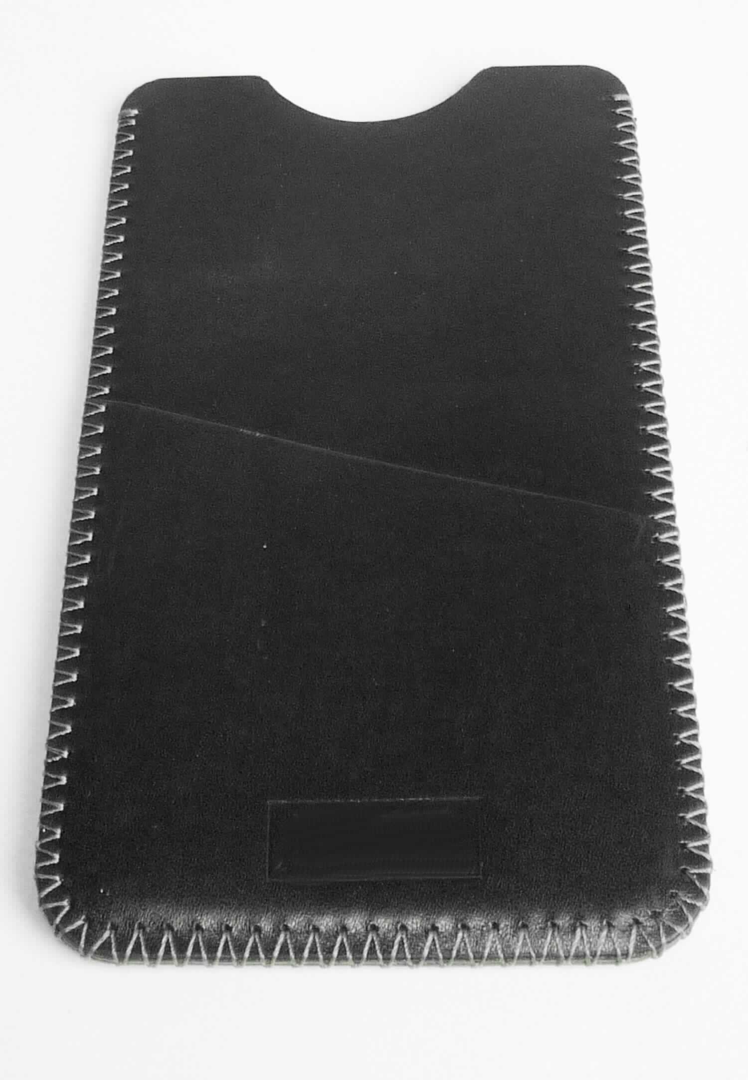 Etuiähnliches Behältnis, sog. Handyetui Rabauke, Foto siehe Anlage, 
- lt. Antrag mit einer Außenseite aus Leder, 
- an einer Schmalseite offen, an der Öffnung beidseitig mit einer halbkreisförmigen Vertiefung; ohne Verschluss, 
- vorn mit einem offenen Einsteckfach für z. B. eine Kreditkarte,
- mit einem eingeprägten Firmenlogo,
- ohne Inneneinteilung, gefüttert, 
- in den Abmessungen: ca. 8,5 cm (Breite) x 15 cm (Höhe) x 1 cm (Tiefe), 
- ohne Hinweise auf Handarbeit, 
- dient dem Transport und der Aufbewahrung eines Mobiltelefons in der Tasche oder der Handtasche.

"Etuiähnliches Behältnis, Taschen- oder Handtaschenartikel, mit Außenseite aus Leder, nicht handgearbeitet"