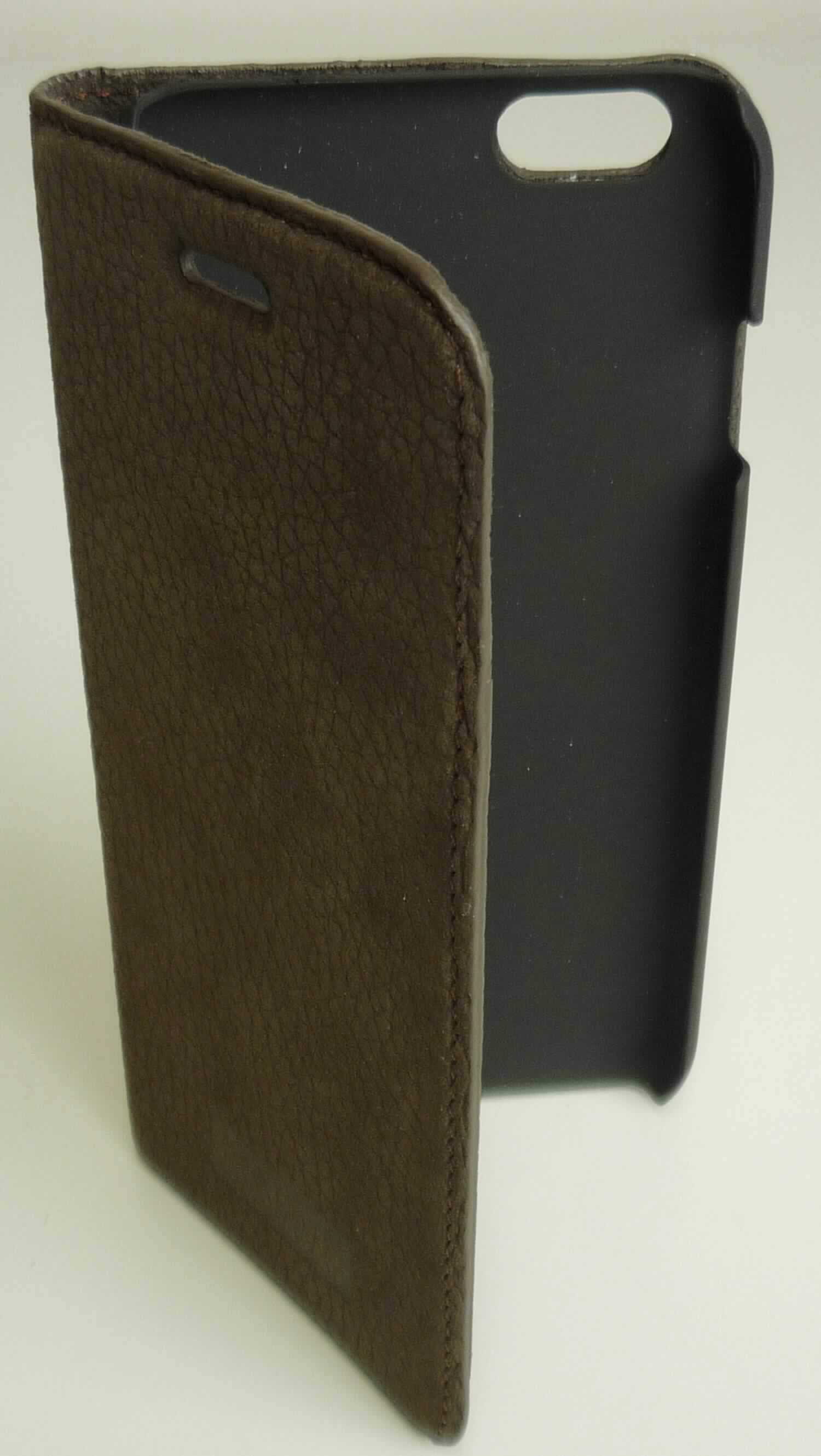 Etuiähnliches Behältnis, Taschen- oder Handtaschenartikel, sog. Klapptasche "Frechdachs", Foto siehe Anlage, 
- mit einer Außenseite aus lt. Antrag Leder, 
- seitlich aufklappbar; mit einem integrierten Magnetverschluss versehen,
- an einer Innenseite mit einer Schale aus Kunststoff als Halterung für ein Mobiltelefon ausgestattet, 
- - bildet an den Schmalseiten die Außenseite, 
- mit Aussparungen für die Kameralinse und zur Bedienung des Mobiltelefons versehen,
- in den Abmessungen: ca. 13,8 cm (Höhe) x 7,2 cm (Breite) x 1,5 cm (Tiefe), 
- dient dem Transport und der Aufbewahrung eines Mobiltelefons in einer Tasche oder Handtasche, 
- ohne Hinweise auf Handarbeit.

"Etuiähnliches Behältnis, Taschen- oder Handtaschenartikel, mit Außenseite aus Leder, nicht handgearbeitet"