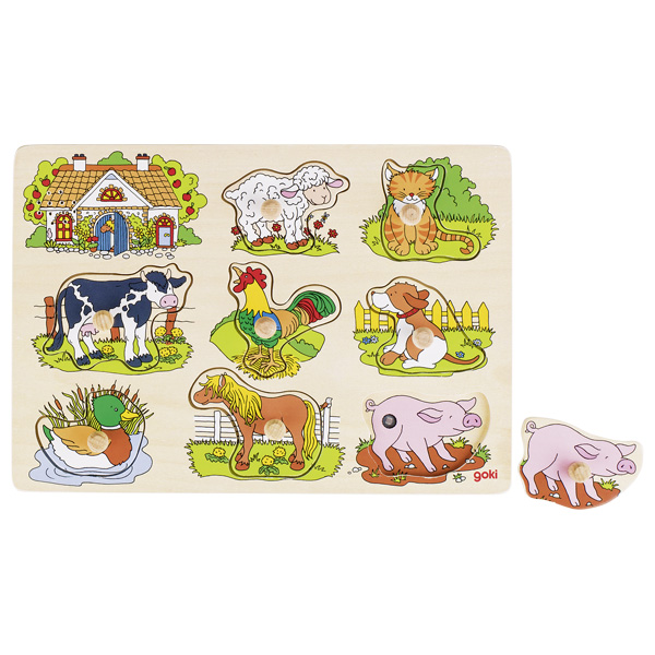 Spielzeugpuzzle in Form einer zusammengesetzten Ware, sog. "Artikel 57895 - Soundpuzzle Bauernhof", bestehend aus
- einem Puzzle
-- in den Abmessungen von ca. 30 x 21 x 1,6 cm
-- aus Holz gefertigt
-- achtteilig, die einzelnen Teile sind farbig bemalt, an der Oberseite mit einem kleinen Holzgriff 
   versehen und besitzen an der Unterseite einen kleinen, runden Magneten
-- die Teile stellen eine Kuh, eine Ente, ein Schaf, einen Hahn, ein Pferd, eine Katze, einen
   Hasen, einen Hund sowie ein Schwein dar, die in Vertiefungen der Holzplatte gelegt werden
   sollen, die eine Aussparung mit einer elektrischen Schaltung besitzen
- einem Soundmodul mit Lautsprecher
-- werden die Teile korrekt in die Holzplatte gelegt, ertönt ein zum Puzzleteil passendes Tiergeräusch,
   das über einen Lautsprecher in der linken oberen Ecke der Puzzleplatte ausgegeben wird
-- mit einem Batteriefach an der Unterseite
- dient der spielerischen Unterhaltung von Kindern
- ohne Hinweis auf Fertigung in Handarbeit
- in einer Klarsichtfolie mit Sicherheitshinweisen aufgemacht.
Auf Grund der Bedeutung in Bezug auf die Verwendung bestimmt das Puzzle den Charakter der zusammengesetzten Ware.

Die Ware wird als "Puzzle, aus Holz, nicht handgearbeitet" eingereiht.