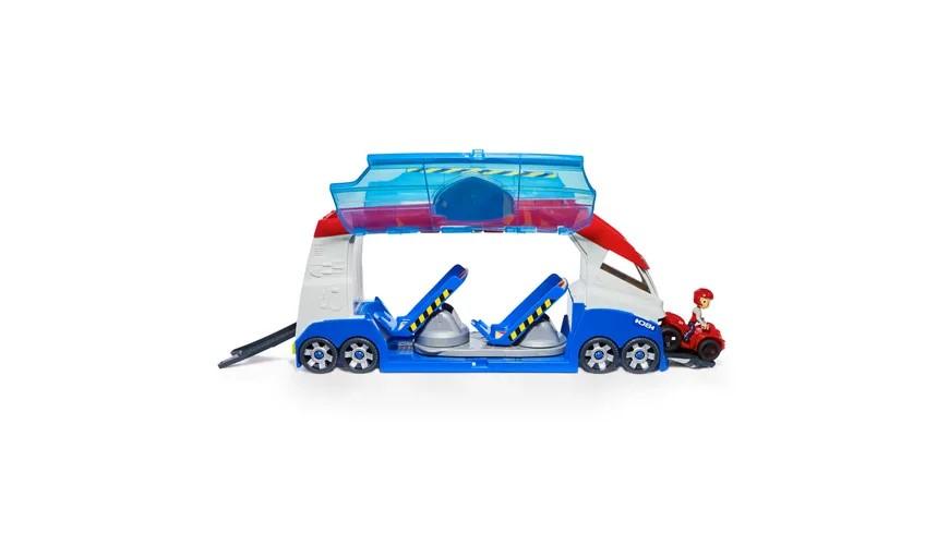 Bei dem durch Abbildungen und Beschreibungen veranschaulichten Erzeugnis handelt es sich um Spielzeug in Zusammenstellung, bestehend aus
- einem Transporter,
- - samt Führerhaus sowie einem großen Transportabteil mit zwei
    sich öffnenden Seitenteilen, in dem sich zwei Abschussrampen für Fahrzeuge befinden,
- - mit acht beweglichen Rädern,
- - am Führerhaus und am Heck mit sich öffnenden Klappen versehen,
- - auf dem Dach mit Stauraum für weitere Fahrzeuge,
- - am Heck mit einem Griff ausgestattet; wird dieser gezogen, öffnen sich die
     Seitenteile und die Fahrzeuge werden von den Rampen geschossen,
- einem sog. "Quad",
- - die Nachbildung eines geländegängigen Fahrzeuges darstellend,
- - mit vier Rädern, einem Lenker und einen Sitz, auf dem eine Spielfigur Platz nehmen
    kann,
- einer menschlichen Figur,
- - stilisiert,
- - mit einem Helm und einem Anzug bekleidet,
- - mit nach vorne gestreckten Armen, um den Lenker des o. g. Quads zu umfassen,
- jeweils im Wesentlichen aus Kunststoff gefertigt,
- dient der spielerischen Unterhaltung von Kindern,
- gemeinsam in Aufmachung für den Einzelverkauf verpackt (lt. Antragsangaben).

Derartige Erzeugnisse werden zolltarifrechtlich als "Spielzeug, aufgemacht in einer Zusammenstellung" eingereiht.