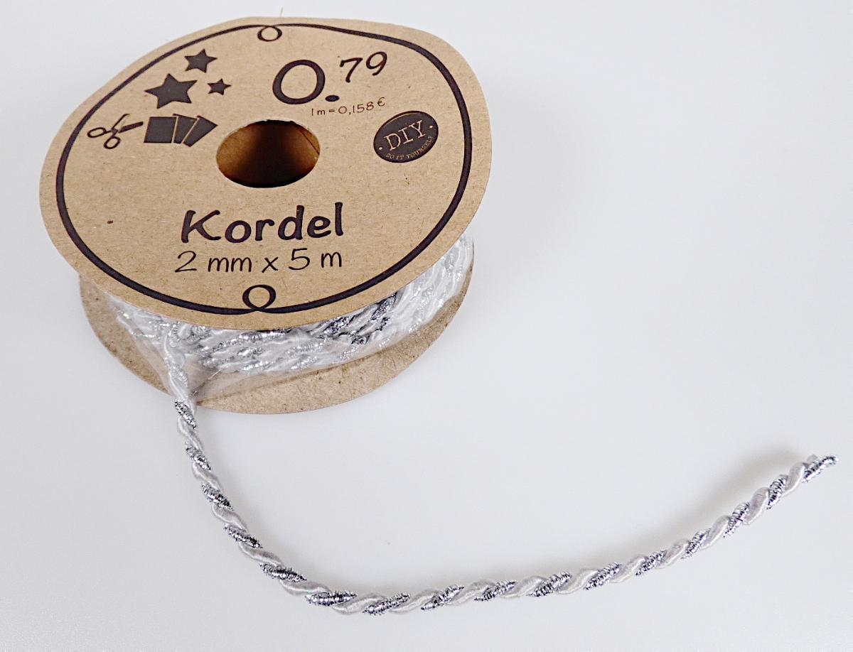 Posamentierware, sog. Metallic Kordel, Art. 248604, Foto siehe Anlage,
- auf einer Spule aus Pappe aufgemacht,
- als Meterware, laut Antrag mit einer Länge von 5 m und einer Breite von 2 mm,
- laut Untersuchungsergebnis:
-- Kordel; aus zwei miteinander verzwirnten Einfachgarnen in der Art von Gimpen, u. a. somit keine
   Ware der Position 5607,
--- eine Gimpe besteht aus einer Seele aus einem Bündel Spinnstoffgarnen, die in engen
    Windungen mit metallisierten Garnen (ca. 0,5 mm breiter, metallisierter Streifen aus synthetischer
    Spinnmasse) umwickelt ist, 
--- die andere Gimpe besteht aus einer Seele aus einem Bündel Spinnstoffgarnen, die in engen
    Windungen mit Garnen aus synthetischen Chemiefasern umwickelt ist, 
- ohne Stickerei.

"Posamentierware, als Meterware, ohne Stickerei, nicht aus Gewirken oder Gestricken"