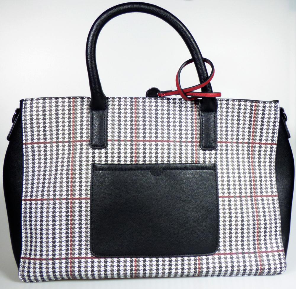 Handtasche, sog. catwalk Handtasche Karo VT8159Q, Foto siehe Anlage,
- mit einer Außenseite aus Kunststofffolien (musterartig bedruckt),
- mit zwei Handtragegriffen,
- mit einem an einem Handtragegriff befestigten Anhänger aus unedlem Metall verziert,
- mit einem abnehmbaren, längenverstellbaren Schultertragegurt,
- an der Vorderseite mit einem aufgesetzten, offenen Einsteckfach,
- an der Rückseite mit einem eingesetzten Reißverschlussfach,
- das Hauptfach ist mit einem ca. 3 cm unterhalb des oberen Rands verlaufenden Reißverschluss
  versehen,
- - gefüttert; innen mit einem aufgesetzten, offenen Einsteckfach und einem eingesetzten
    Reißverschlussfach ausgestattet,
- mit den Abmessungen: ca. 34 cm (Breite) x 24 cm (Höhe) x 13 cm (Tiefe),
- Handtasche, da aufgrund der Größe und des Gesamteindrucks in erster Linie dazu geeignet,
  kleinere, persönliche Gegenstände aufzunehmen.

"Handtasche, mit Außenseite aus Kunststofffolien"