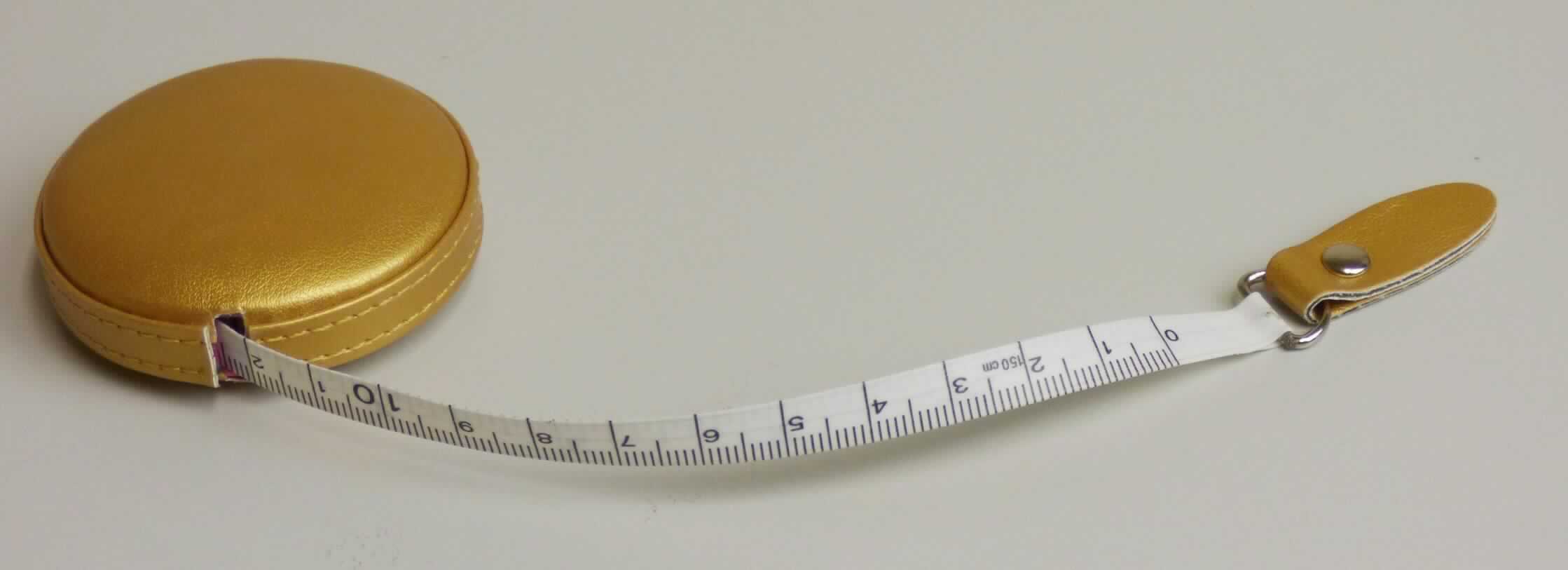 Sogenanntes Rollenmaßband, im Wesentlichen bestehend aus einem Polyurethangehäuse (ca. 55 mm Durchmesser) mit einem aufrollbaren Maßband mit einer Länge von 1,5 m, einer Sperrtaste, welche das Aufrollen des ausgezogenen Maßbandes verhindert, sowie einen Druckknopf, der das Band automatisch einziehen lässt. Das Maßband ist zweiseitig mit jeweils einer Messskala (cm und inch) bedruckt. Die Längenmessung erfolgt durch das Anlegen des Maßbandes an das Messobjekt (Abbildung: siehe Anlage).
Die Ware wird als "Längenmessinstrument für den Handgebrauch, in Kapitel 90 anderweit weder genannt noch inbegriffen, nicht von den Unterpositionen (HS) 9017 10 bis 9017 30 erfasst, Maßband mit Maßeinteilung" eingereiht.