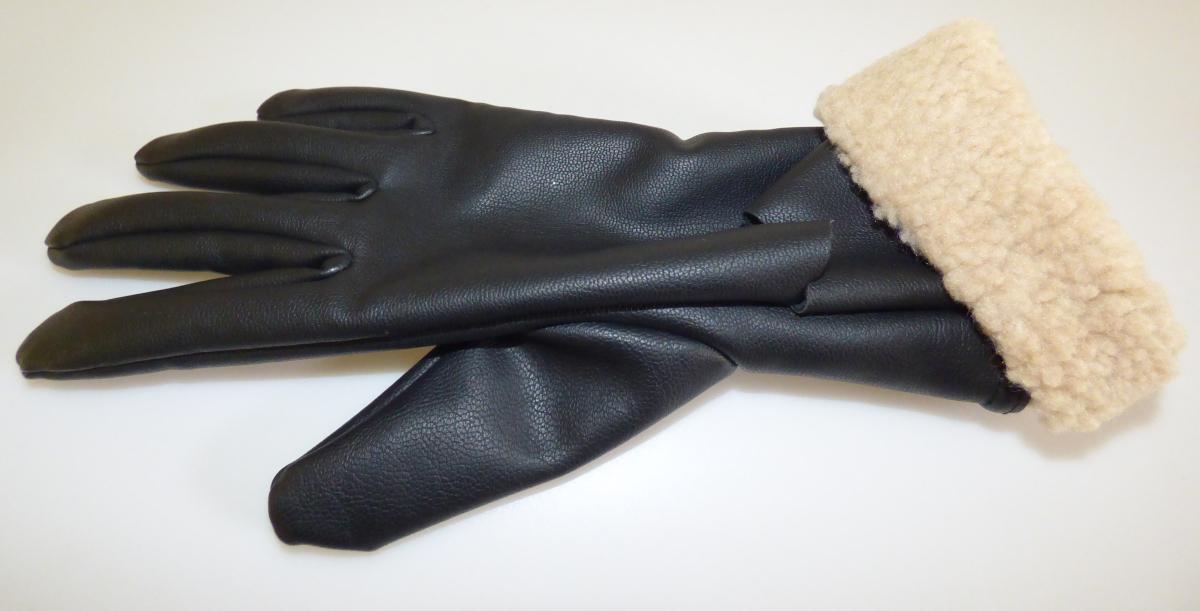 Handschuhe, in Erwachsenengröße, Foto siehe Anlage,
- als Fünffingerhandschuhe gearbeitet,
- aus einfarbigen, einseitig (Außenseite) mit geprägtem Zellkunststoff (laut Antrag: Polyurethanfolie)
  laminierten Gewirken der Position 5903 aus laut Antrag synthetischen Chemiefasern; die Gewirke
  sind dicht, geraut und dicker als der Zellkunststoff, sie dienen damit nicht nur der Verstärkung
  (somit keine Meterware des Kapitels 39),
- gefüttert,
- mit einer angesetzten, nach außen umgeschlagenen Stulpe aus Plüschgewirken aus synthetischen
  Chemiefasern, die mit Vliesstoff unterlegt sind,
- aufgrund der verwendeten Flächenerzeugnisse keine Ware der Unterposition 6116 1020.

"Fingerhandschuhe, aus Gewirken, mit Kunststoff laminiert, aus synthetischen Chemiefasern"