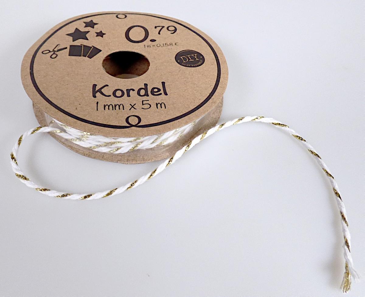 Metallisiertes Garn, sog. Kordel Metallic, Art. 250055, Foto siehe Anlage,
- auf einer Spule aus Pappe aufgemacht,
- als Meterware, laut Antrag mit einer Länge von 5 m,
- gezwirnt, bestehend aus einem gezwirnten Garn aus Chemiefasern und metallisierten Streifen
  aus synthetischer Spinnmasse (mit einer augenscheinlichen Breite von weniger als 5 mm),
- stellt sich als metallisiertes Garn dar, somit keine Ware der Position 5607.

"Metallisiertes Garn, bestehend aus Garnen aus Spinnstoffen und mit Metall überzogenen Streifen der
 Position 5404"