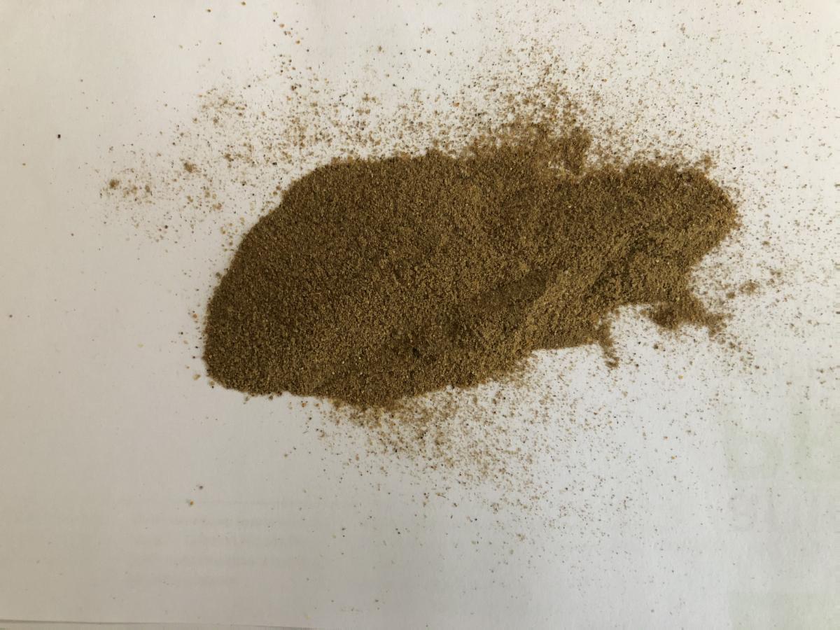 Antragsangaben: entfettetes Pulver von Mehlwürmern (Tenebrio Molitor) für die Verwendung als Heimtier- und Zierfischfutter.

Beschaffenheit des Warenmusters: braunes, feines Pulver mit gröberen Bestandteilen.

Es liegt ein durch Entfettung zubereitetes Insektenmehl zur Tierfütterung vor.

Zubereitung von der zur Fütterung verwendeten Art, andere als in den UPos 2309 10 bis 2309 9096 91 genannt, andere.