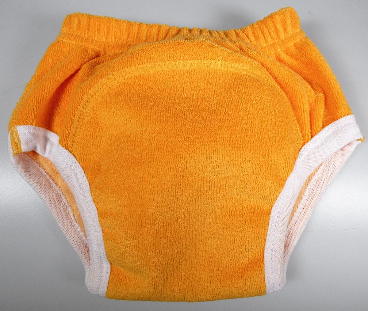 Es handelt sich um eine Hose für Kinder zum Trainieren des Trockenwerdens, sog. Trainingpants, in Form eines Hüftslips aus Schlingengewirke aus Spinnstoffen, der im Schritt- und Gesäßbereich zusätzlich mit zwei aufgenähten Lagen versehen ist. Die Zwischenlage besteht aus einem Wattierungsstoff aus Polyester und einer äußeren, flüssigkeitsabweisenden Lage aus auf der Innenseite mit Polyurethanfolie überzogenem Schlingengewirke aus Spinnstoffen. Die Ware ist waschbar und zur mehrfachen Verwendung vorgesehen. Sie ist mit einem mit Produktangaben bedruckten Pappeinleger in einem Kunststoffbeutel verpackt.

Abbildung siehe Anlage.

Derartige Waren gehören als "den Windeln für Säuglinge und Kleinkinder ähnliche Waren aus Stoffen aller Art, aus anderen Spinnstoffen als Spinnstoffwatte, aus Gewirken" zum TARIC-Code 9619 00 50 10, da es sich um eine aus verschiedenen Stoffen zusammengesetzte Ware handelt, deren wesentlicher Charakter nach dem Umfang durch den Spinnstoff bestimmt wird. Im Hinblick auf die Bedeutung für die Verwendung sind beide Stoffe (Wattierungsstoff und Spinnstoff) gleichbedeutend.