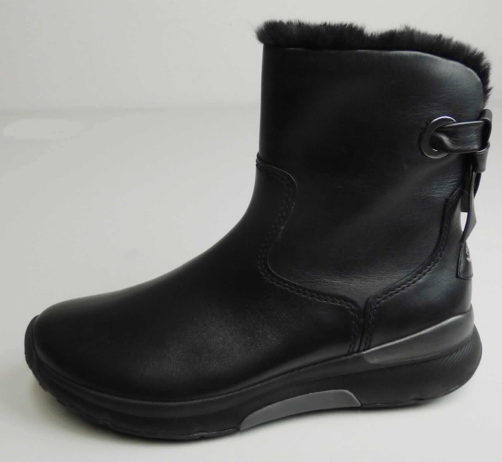 Stiefel (lt. Antrag: "Freizeitstiefelette für Damen", Foto siehe Anlage)
- mit Laufsohlen aus Kunststoff/Kautschuk; ohne Hauptsohle aus Holz,
- mit Oberteil aus Leder,
- mit Zierbesatz und Zierband,
- gefüttert,
- seitlich mit Reißverschluss,
- ohne Metallschutz in der Vorderkappe, 
- den Knöchel, jedoch nicht die Wade bedeckend,
- lt. Antrag mit einer Länge der Innensohle von weniger als 24 cm.

"Schuhe mit Laufsohlen aus Kunststoff/Kautschuk und Oberteil aus Leder, andere als in den Unterpositionen 
 6403 1200 bis 6403 9105 genannte, den Knöchel, jedoch nicht die Wade bedeckend, mit einer Länge der 
 Innensohle von weniger als 24 cm"