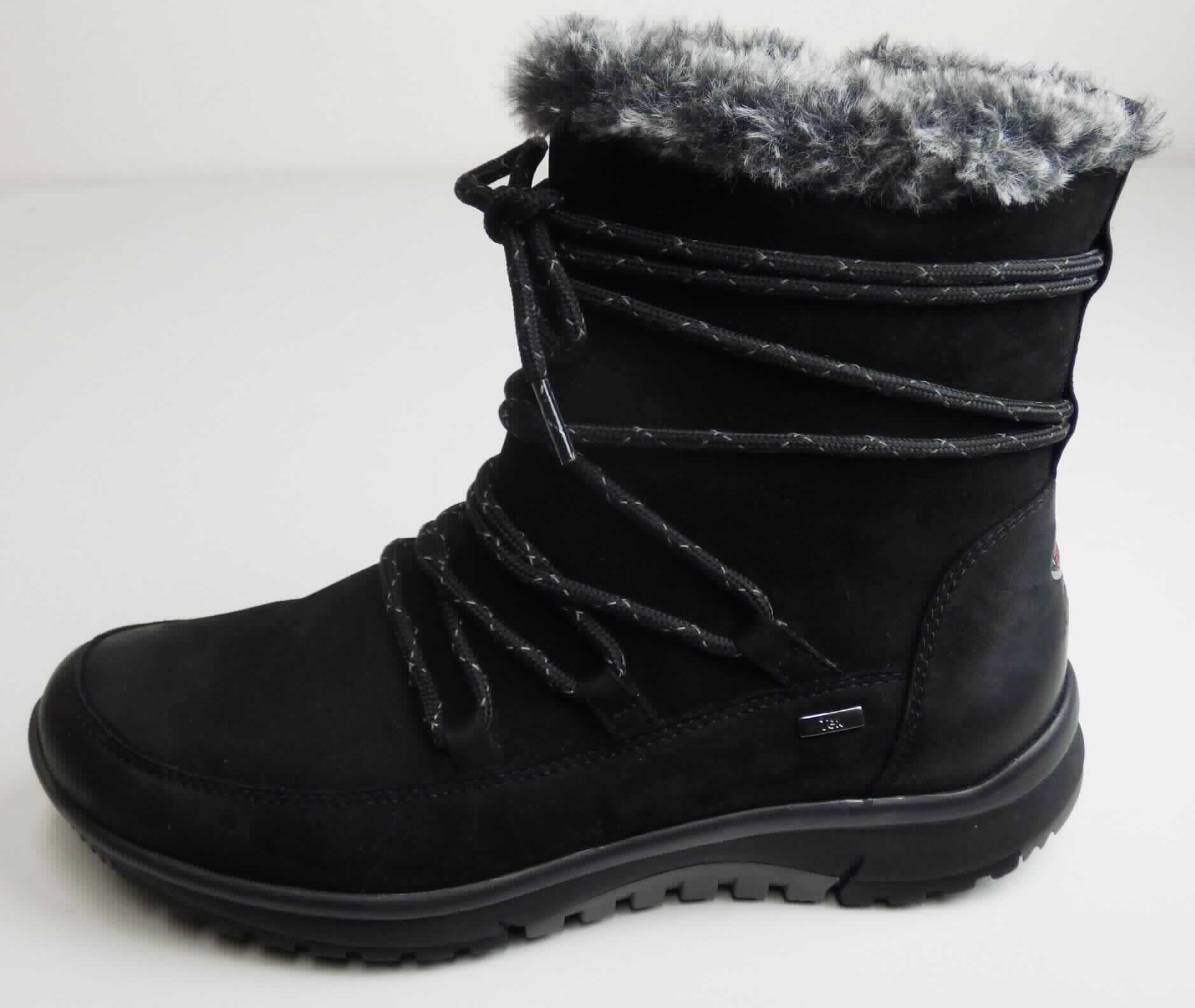 Stiefel (lt. Antrag: "Freizeitstiefelette für Damen", Größe 4,5, Foto siehe Anlage)
- mit Laufsohlen aus Kunststoff/Kautschuk; ohne Hauptsohle aus Holz,
- mit Oberteil aus Leder,
- mit einem Zuschnitt aus Leder verstärkt,
- gefüttert,
- mit einer Schnürvorrichtung und seitlich mit Reißverschluss,
- ohne Metallschutz in der Vorderkappe, 
- den Knöchel, jedoch nicht die Wade bedeckend,
- mit einer Länge der Innensohle von ca. 25 cm,
- als Frauenschuh erkennbar.

"Schuhe mit Laufsohlen aus Kunststoff/Kautschuk und Oberteil aus Leder, andere als in den Unterpositionen 
 6403 1200 bis 6403 9105 genannte, den Knöchel, jedoch nicht die Wade bedeckend, andere als in der
 Unterposition 6403 9111 genannte, für Frauen"