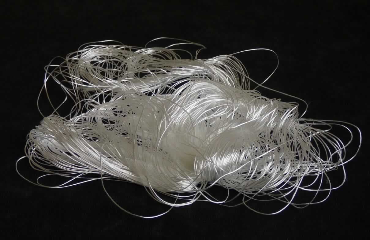 Garn aus Glasfasern, sog. Siliziumfilamentgarn PS6 - 22tex x 8 S130, Foto siehe Anlage,
- verzwirntes Garn aus textilen Glasfilamenten, 
- mit einem Gehalt an Siliciumdioxid (SiO2) von mindestens 93,5 GHT (laut Antrag),
- mit einem Titer von etwa 183 tex (laut Untersuchung), damit mit einem Titer eines Vielfachen von 11 tex (± 7,5 %),
- mit einem Nenndurchmesser der Einzelfilamente von 6 Mikrometer (laut Untersuchung),
- unbehandelt.

"Ware aus Glasfasern, Garn, keine Glasseidenstränge (Rovings), aus Filamenten, 
 aus verspinnbaren Endlosglasfilamenten mit einem Titer von 11 tex oder einem Vielfachen hiervon (± 7,5 %), 
 mit einem Siliciumdioxidgehalt von 93 GHT oder mehr,
 mit einem Nenndurchmesser von 6 µm, unbehandelt"