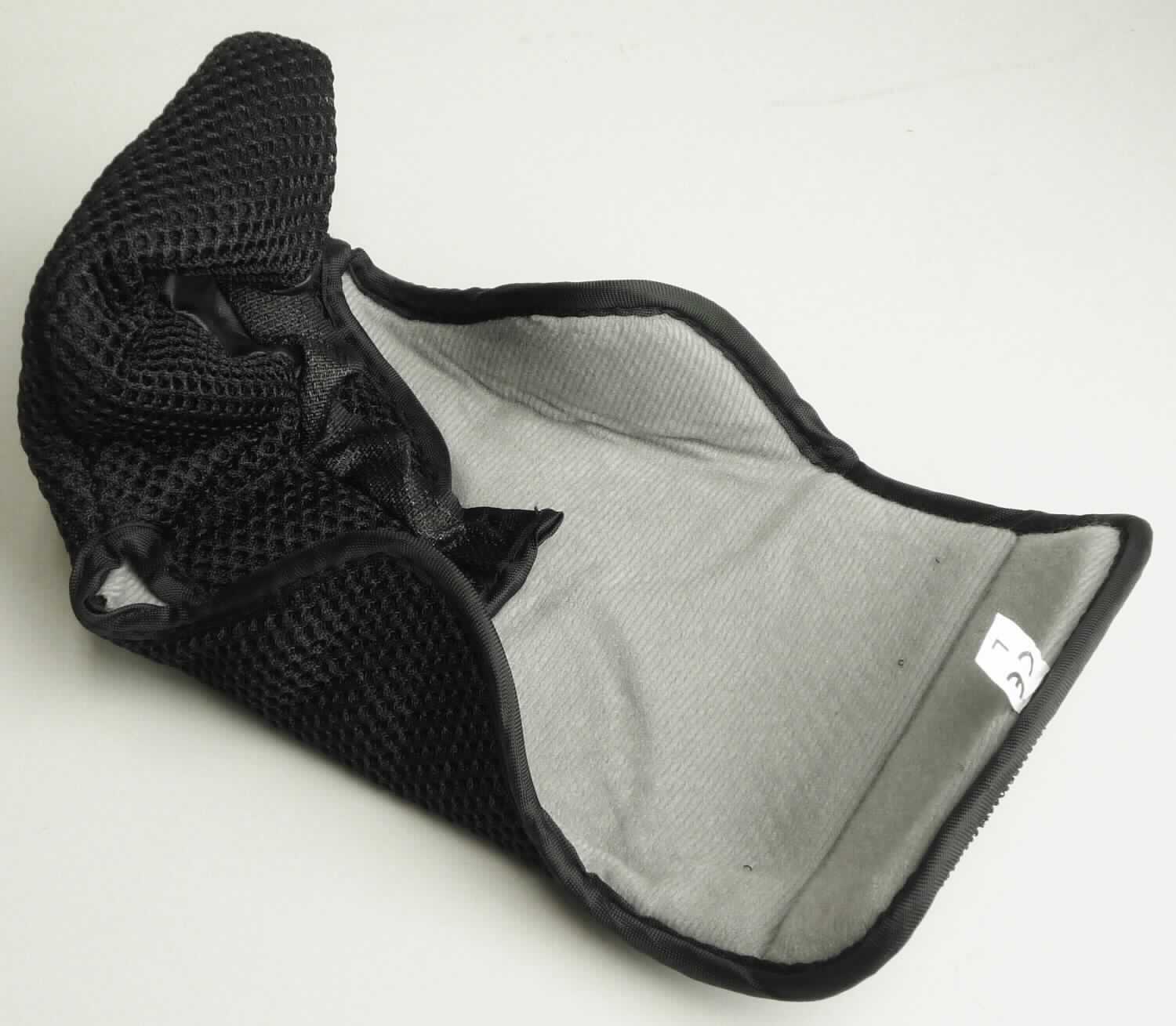 Teil von Schuhoberteil, Größe L (Foto siehe Anlage)
- in Form einer Vorderkappe von einem Schuhoberteil,
- kein Verstärkungsteil,
- aus Spinnstoff und Kunststoff (Spinnstoff mit einer mit bloßem Auge wahrnehmbaren Außenschicht 
  aus Kunststoff),
- mit einer Randeinfassung aus Spinnstoff,
- ohne Hinweise auf Handarbeit.

"Schuhteil, Teil von Schuhoberteil, keine Verstärkung, aus Spinnstoff und Kunststoff, nicht handgearbeitet"