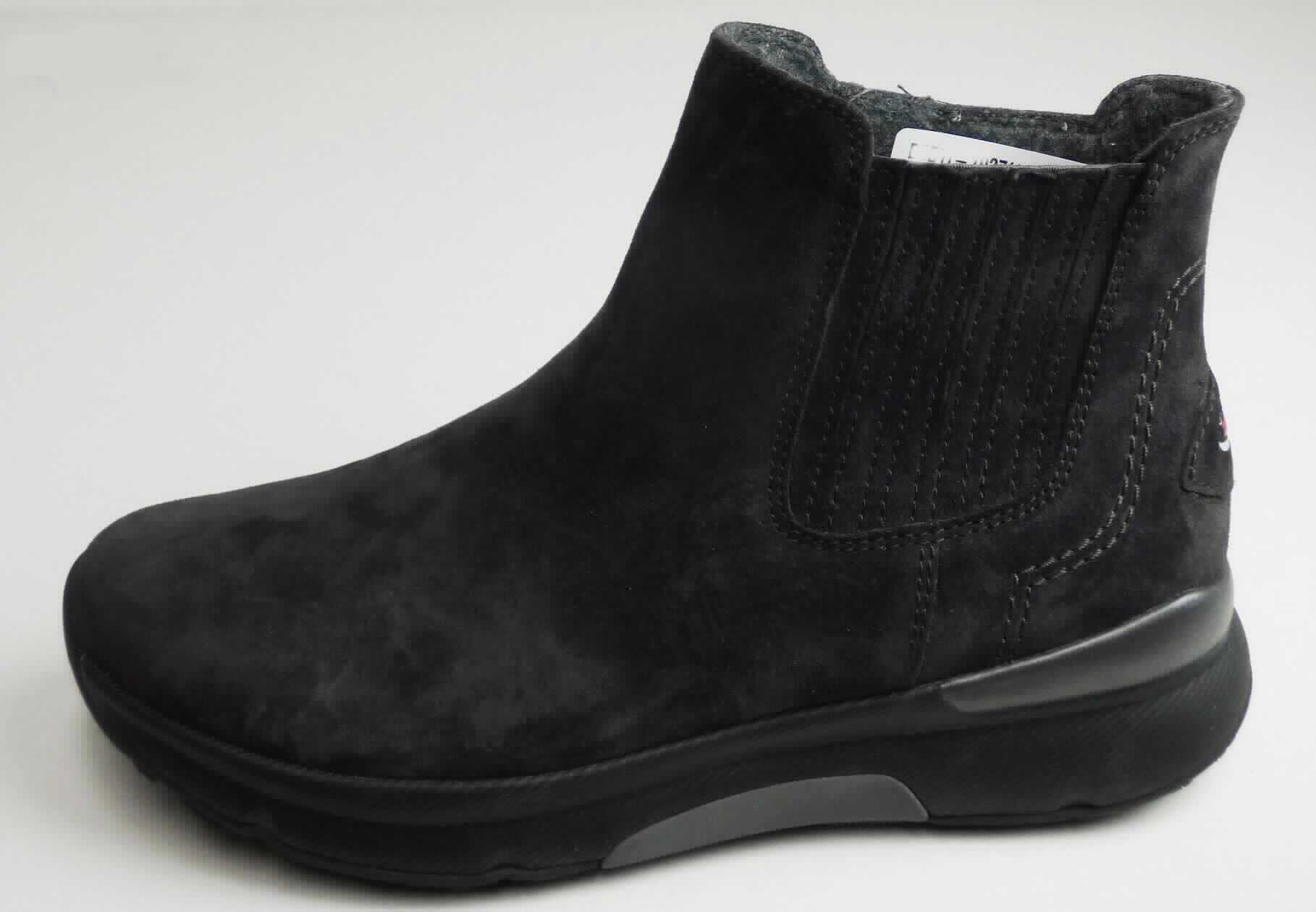 Stiefel (lt. Antrag: "Freizeitstiefelette für Damen", Foto siehe Anlage)
- mit Laufsohlen aus Kunststoff/Kautschuk; ohne Hauptsohle aus Holz,
- mit Oberteil aus Leder,
- mit Zierbesatz,
- gefüttert,
- seitlich mit Reißverschluss,
- ohne Metallschutz in der Vorderkappe, 
- den Knöchel, jedoch nicht die Wade bedeckend,
- lt. Antrag mit einer Länge der Innensohle von weniger als 24 cm.

"Schuhe mit Laufsohlen aus Kunststoff/Kautschuk und Oberteil aus Leder, andere als in den Unterpositionen 
 6403 1200 bis 6403 9105 genannte, den Knöchel, jedoch nicht die Wade bedeckend, mit einer Länge der 
 Innensohle von weniger als 24 cm"