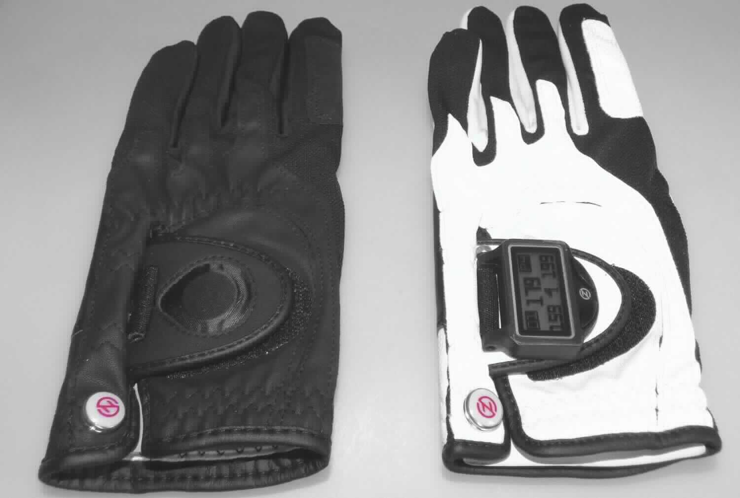 Handschuhe, sog. GPS Empfangsgerät mit Display auf einem synthetischen Golfhandschuh, in Erwachsenengröße, Foto siehe Anlage,
- als zweiteiliges Set, bestehend aus einem Handschuh mit einem Anzeigemodul sowie einem Ersatzhandschuh; 
  mit einer Produktinformation in einem bedruckten Pappkarton mit Kunststofffenster verpackt,
- Handschuh (schwarz/weiß) mit Anzeigemodul:
-- stellt sich als zusammengesetzte Ware dar,
-- Handschuh: 
--- laut Untersuchungsergebnis:
---- teilweise aus einfarbigen Gewirken aus Spinnstoffen des Kapitels 60, 
---- teilweise aus Gewirken der Position 5903, die auf der Außenseite mit bloßem Auge wahrnehmbar mit 
      geprägtem Zellkunststoff überzogen sind; die Gewirke aus Spinnstoffen sind dicht und dicker (ca. 2/5 der 
      Gesamtdicke) als der Zellkunststoff, sie dienen damit nicht nur der Verstärkung,
---- im Bereich der Handfläche mit einem Zuschnitt aus Leder,
--- im Bereich des unteren Handrückens mit einer Gewebeschlaufe, einer Öffnung und einer Klettverschlusslasche
    mit einem eingearbeiteten Magneten versehen, 
--- keine Einreihung in die Position 9506 (Ausrüstungsgegenstände für den Sport), da Handschuhe aller Art aus
    Kapitel 95 ausgenommen sind,
--- sorgt für die nötige Griffigkeit und verhindert Blasenbildung an der Führungshand,
--- insbesondere nach dem Umfang überwiegen die Gewirke aus Spinnstoffen gegenüber dem Leder; innerhalb der 
     Position 6116 sind die Handschuhe der Unterposition (HS) 6116 10 zuzuweisen, da im Hinblick auf das äußere 
     Erscheinungsbild und den Umfang die mit Kunststoff überzogenen Gewirke gegenüber den Gewirken ohne
     Kunststoffüberzug den Charakter des Handschuhs bestimmen,
-- Anzeigemodul: mit einer LCD-Anzeige, kombiniert mit einer Bluetooth-Sende- und Empfangseinheit (ohne GPS-
   Empfänger oder Auswerteeinheit), sowie einer Schraube zur Befestigung am Handschuh; zeigt dem Golfspieler 
   die von einem Smartphone übermittelten Daten bzgl. der Entfernungen zum Anfang, zur Mitte und zum Ende des 
   Greens an,
-- im Hinblick auf den Wert überwiegt das Anzeigemodul gegenüber dem Handschuh, im Hinblick auf das äußere 
   Erscheinungsbild und die Verwendung (Golf spielen) bestimmt jedoch der Handschuh den Charakter der Ware 
   (u. a. somit keine Ware des Kapitels 85),
- Ersatzhandschuh (schwarz): ohne Anzeigemodul; weist bis auf den Farbunterschied die gleiche Beschaffenheit 
  und Größe wie der o. g. Handschuh auf.

"Handschuhe, aus Gewirken, mit Kunststoff überzogen"