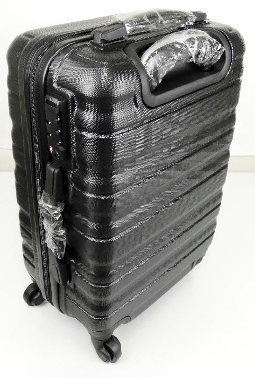 Reisekoffer, sog. Reisetrolley, Artikel-Nr. 60907, Foto siehe Anlage,
- mit einer Außenseite aus formgepresstem Kunststoff in Form von zwei Halbschalen,
- mit einem ausziehbaren Griff zum Ziehen des Koffers auf vier Rollen (Trolleyfunktion),
- mit zwei Tragegriffen,
- mit einem Zahlenschloss (sog. TSA Schloss) ausgestattet,
- mit einem dreiseitig umlaufenden Reißverschluss,
- an einer Innenseite mit einer Abdeckung mit einem dreiseitig umlaufenden Reißverschluss
  sowie mit einem darauf aufgesetzten, netzartigen Reißverschlussfach ausgestattet,
- an der anderen Innenseite mit einem Kreuzpackgurt ausgestattet,
- mit den Abmessungen: 57 cm (Höhe) x 37 cm (Breite) x 23 cm (Tiefe).

"Reisekoffer, mit Außenseite aus formgepresstem Kunststoff"