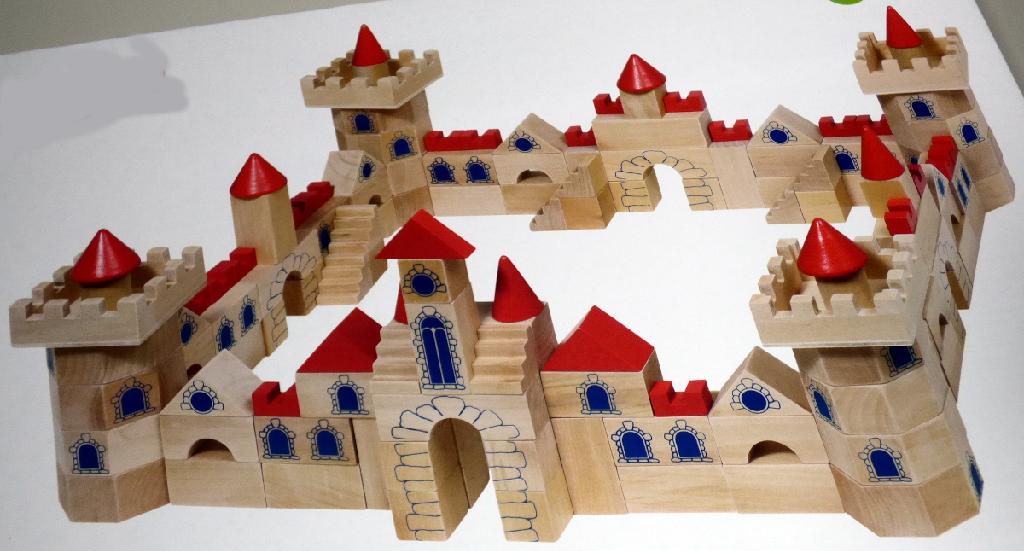 Bei der durch ein Warenmuster veranschaulichten und als "Schlossbaukasten 145 Teile, Art. 58984" bezeichneten Ware handelt es sich um ein Baukastenspielzeug.
Dieses besteht aus 145 unterschiedlich geformten (z.B. Würfel, Quader, Dreiecke, Kegel, Bögen) und zum Teil mit Türen und Fenstern bemalten bzw. farbig lackierten Bauklötzen aus Holz. Das Baukastenspielzeug dient der spielerischen Unterhaltung von Kindern und ist in einer etwa 42,5 x 26,2 x 7,1 cm großen Holzschachtel mit Einschubdeckel in einem farbigen Pappkarton verpackt.
Es liegen keine Hinweise auf eine Fertigung in Handarbeit vor.

Derartige Erzeugnisse werden zolltarifrechtlich als "Baukastenspielzeug aus anderen Stoffen als Kunststoff, nicht handgearbeitet aus Holz" eingereiht.