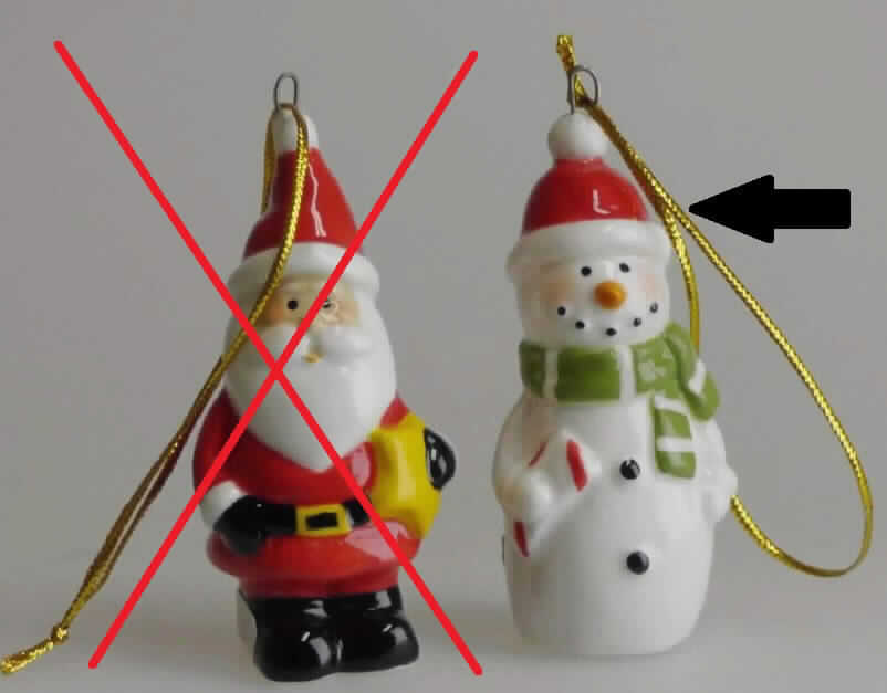 Keramischer Ziergegenstand, sog. Weihnachtsanhänger aus Porzellan 2 sortiert, Foto siehe Anlage,
- in zwei unterschiedlichen Ausführungen (hier: Ausführung "Schneemann"), 
- glasierte, bemalte, innen hohle, ca. 7 cm hohe Figur in Form eines mit einem Schal und einer Pudelmütze
  bekleideten Schneemanns,
- keramisches Erzeugnis; nach der Formgebung gebrannt; tonmineralhaltiges Material enthaltend, 
- - laut Antrag aus Porzellan,
- mit einer Aufhängeschlaufe aus einem goldfarbenen Spinnstoffband,
- ohne Hinweise auf Handarbeit,
- keine Einreihung in die Position 9505, da die Ware winterlich neutral gestaltet ist.

"Keramischer Ziergegenstand, aus Porzellan, nicht handgearbeitet"