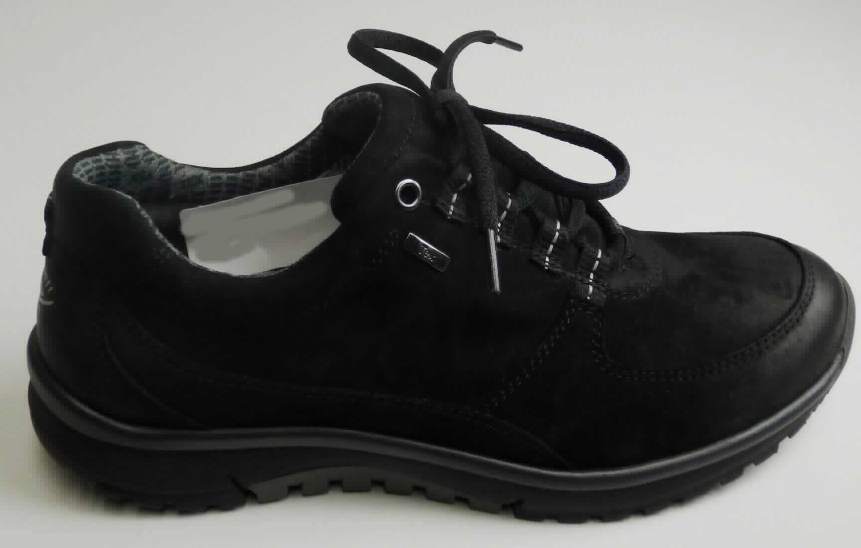 Halbschuhe (lt. Antrag: "Freizeitschuhe für Damen", Foto siehe Anlage)
- mit Laufsohlen aus (lt. Antrag) Kunststoff/Kautschuk; ohne Hauptsohle aus Holz,
- mit Oberteil (geschlossenes Blatt) aus Leder,
- mit Schnürsenkelverschluss,
- ohne Metallschutz in der Vorderkappe,
- nicht den Knöchel bedeckend, 
- lt. Antrag mit einer Länge der Innensohle von weniger als 24 cm.

"Schuhe mit Laufsohlen aus Kunststoff/Kautschuk und Oberteil aus Leder, andere als in den Unterpositionen
 6403 1200 bis 6403 9950 genannte, mit einer Länge der Innensohle von weniger als 24 cm"