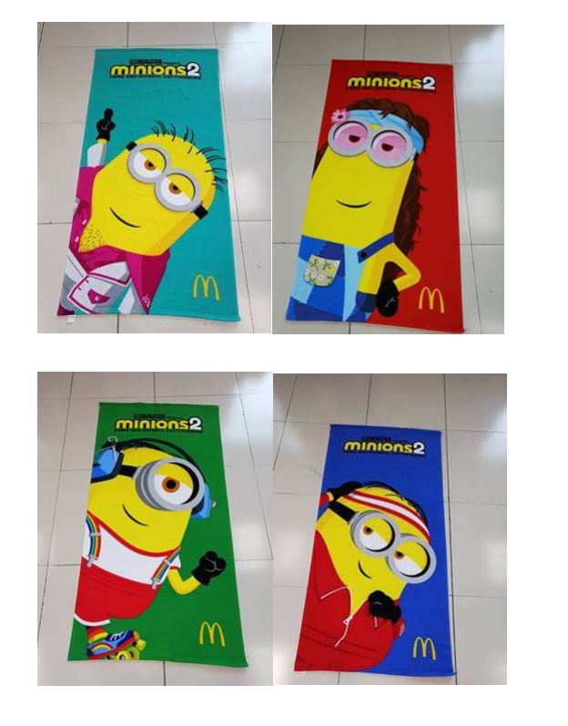 Wäsche zur Körperpflege, sog. McD - Handtuch - Minion Towel - 2022, Foto siehe Anlage,
- laut Antrag in vier verschiedenen Designs, jeweils zwei Handtücher in einem Karton verpackt,
- rechteckig; in den Abmessungen von laut Antrag 160 cm x 80 cm,
- aus ca. 1,2 mm dicken, einseitig, großflächig bedruckten Schlingengewirken aus laut Antrag
  100 % Polyester (synthetische Chemiefasern),
- an den Schmalseiten durch Umschlagen und Festnähen gesäumt (somit konfektioniert),
- wird üblicherweise gewaschen.

"Wäsche zur Körperpflege (Handtuch), aus Spinnstoffen, aus Chemiefasern, aus Gewirken"