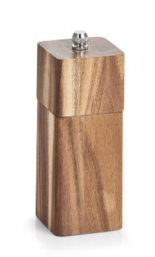 Anderer keramischer Haushaltsartikel für den Tisch-/Küchengebrauch, sog. Salz-/ Pfeffermühle, Foto siehe Anlage,
- laut Antrag:
- - annähernd viereckige Gewürzmühle (Höhe: ca. 13﻿,﻿5 cm), bestehend aus:
- - - einem Gehäuse aus Holz (Akazienholz),
- - - einem Mahlmechanismus mit Mahlgestänge, Feder und einem Verschlussknopf am
        oberen Ende aus unedlen Metallen und einer Halterung am unteren Ende des Mahlwerks
        aus Kunststoff,
- - - einem integrierten, zweiteiligen, weißen Mahlwerk aus Keramik; nach vorheriger Formgebung
       gebrannt,
- - - - aus Aluminiumoxidkeramik (andere Keramik als Porzellan, gewöhnlicher Ton, Steinzeug,
          Steingut oder feine Erden),
- das Mahlwerk aus "anderer Keramik" bestimmt insbesondere aufgrund seiner Bedeutung in
  Bezug auf die Verwendung den wesentlichen Charakter der Ware.

"Anderer keramischer Haushaltsartikel, Artikel für den Tisch- oder Küchengebrauch, aus anderer
 Keramik als Porzellan, gewöhnlichem Ton, Steinzeug, Steingut, feinen Erden, Gewürzmühle"