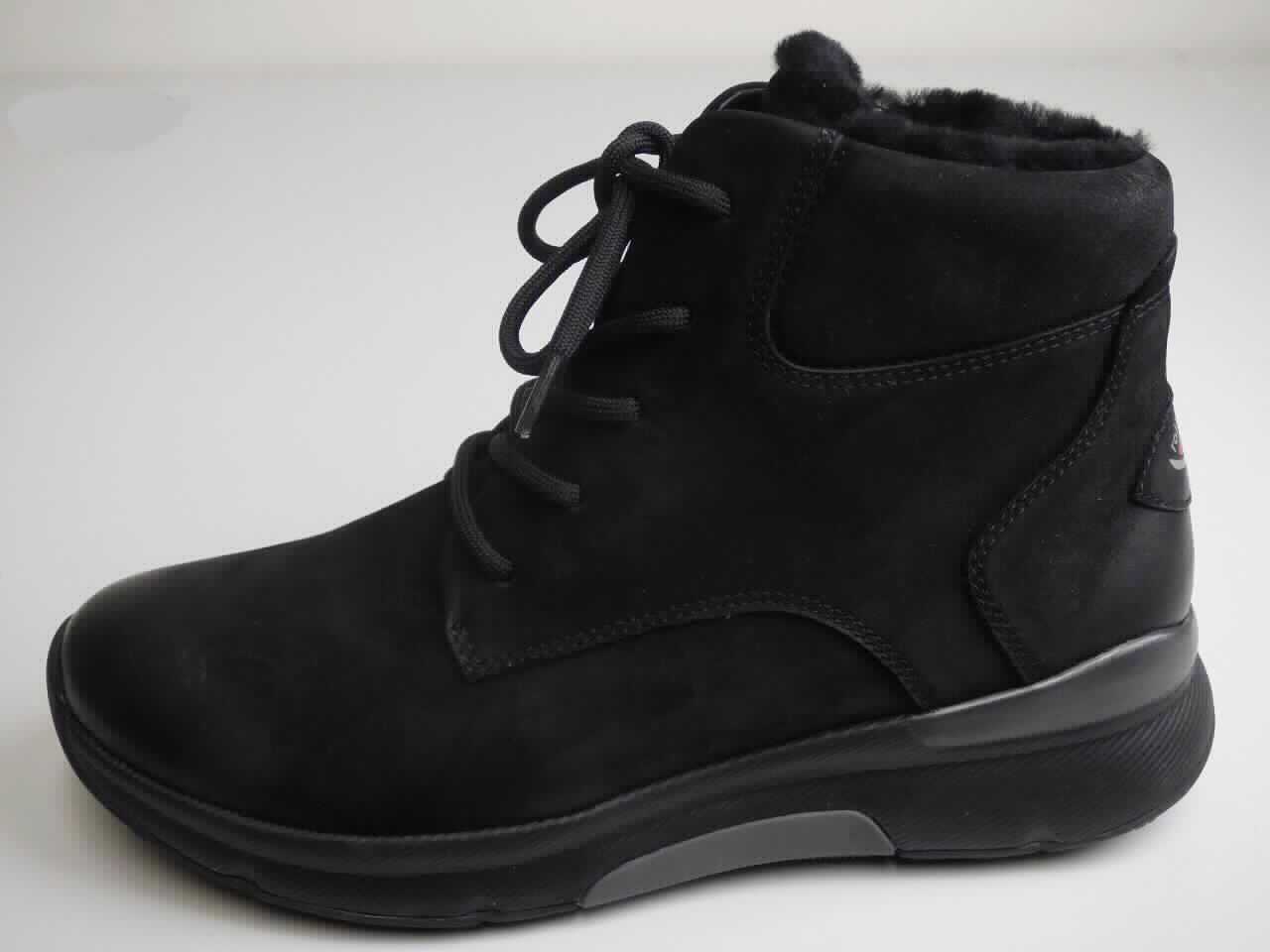 Stiefel (lt. Antrag: "Freizeitstiefelette für Damen", Foto siehe Anlage)
- mit Laufsohlen aus Kunststoff/Kautschuk; ohne Hauptsohle aus Holz,
- mit Oberteil aus Leder,
- mit Zierbesatz,
- gefüttert,
- vorn mit Schnürsenkelverschluss und seitlich mit Reißverschluss,
- ohne Metallschutz in der Vorderkappe, 
- den Knöchel, jedoch nicht die Wade bedeckend,
- lt. Antrag mit einer Länge der Innensohle von weniger als 24 cm.

"Schuhe mit Laufsohlen aus Kunststoff/Kautschuk und Oberteil aus Leder, andere als in den Unterpositionen 
 6403 1200 bis 6403 9105 genannte, den Knöchel, jedoch nicht die Wade bedeckend, mit einer Länge der 
 Innensohle von weniger als 24 cm"