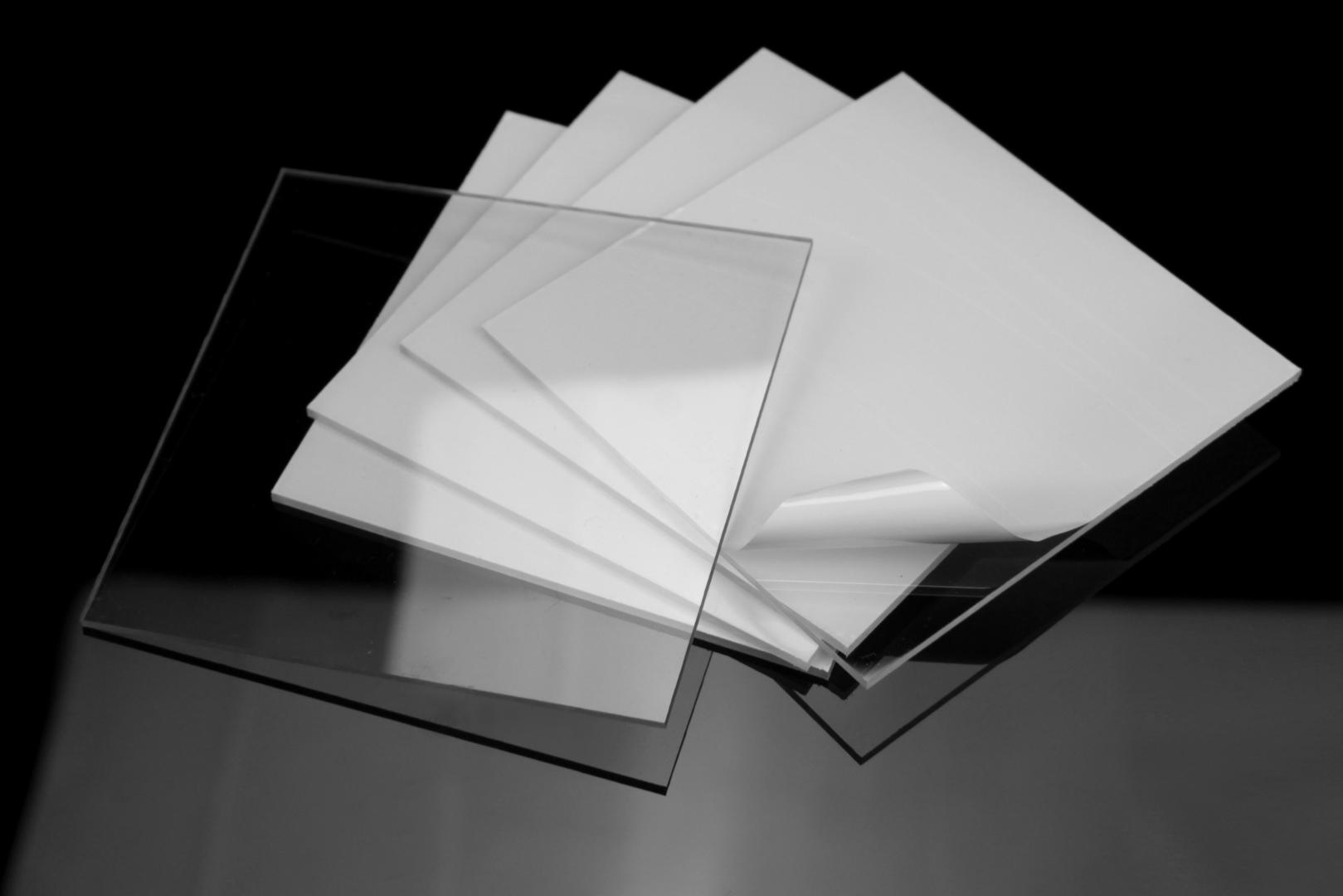 Angaben des Antragstellers:
Schutzscheibe/Schutzglas aus Polycarbonat
Bei der Ware handelt es sich um rechteckige, durchsichtige oder milchig weiße Platten aus Polycarbonat mit unterschiedlichen Dicken. Bis auf die plane, rechteckige Formgebung haben keine weiteren Bearbeitungen stattgefunden. Die Platten sind beidseitig mit Schutzfolien versehen und werden als Schutzglas für LED-Leuchten verwendet. Es wurden keine Warenmuster vorgelegt.

Befund:
Platte aus Polycarbonaten ohne weitere Bearbeitung
