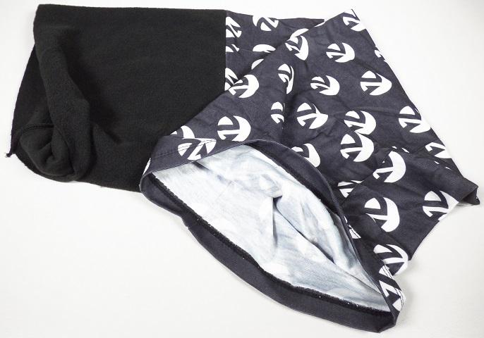 Multifunktionsartikel, sog. Fleece Scarf Tube Z-Circle, Artikel-Nr.: 281390, in Erwachsenengröße, Foto
siehe Anlage,
- an einem bedruckten Pappaufhänger befestigt,
- flachliegend in den Abmessungen von ca. 70,5 cm x 24,5 cm,
- aus einem ca. 49,5 cm langen, ca. 0,4 mm dicken, bedruckten Schlauchgewirke, das an einem Ende
  durch Umschlagen und Festnähen gesäumt und am anderen Ende mit einem ca. 21 cm langen,
  schlauchförmig zusammengenähten Zuschnitt aus einem ca. 1,2 mm dicken, einfarbigen, beidseitig
  gerauten Gewirke verbunden ist; beide Gewirke bestehen aus laut Antrag 100 % Polyester 
  (synthetische Chemiefasern) und sind weder elastisch noch kautschutiert,
- u. a. durch Zusammenfügen konfektioniert,
- kann vielseitig getragen werden (u. a. als Rollkragen-Ersatz, Kopfwärmer oder als breites Stirn- bzw.
  Kopfband), somit kein Schal bzw. keine schalähnliche Ware der Unterposition 6117 1000,
- individuelles (selbstständiges) Einzelstück, das eine Ergänzung von Kleidung darstellt.

"Anderes konfektioniertes Bekleidungszubehör (Multifunktionsartikel), aus (weder elastischen noch 
 kautschutierten) Gewirken"
