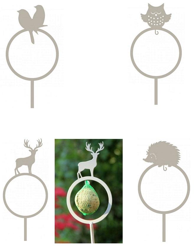 Es handelt sich um sog. Gartenstäbe, bestehend aus einem Stab aus lackiertem, unedlem Metall, welcher am oberen Ende mit einer Platte aus ebenfalls lackiertem unedlem Metall in Form eines Rings mit zwei stilisierten Vögeln, einer stilisierten Eule, einem stilisierten Hirsch oder Igel darauf und einem Haken daran ausgestattet ist. Der Haken soll der Aufhängung von Meisen-Knödeln dienen. Die Erzeugnisse werden im Garten oder auf dem Balkon in die Erde gesteckt und dienen als Futterstelle. Gesamthöhe ca. 100 cm, davon Dekorationselement etwa 17 cm, Breite etwa 18 cm.

- Angaben laut Antragsteller -
Abbildung siehe Anlage.

Die Zierwirkung steht gegenüber einem Gebrauchswert als Futterstelle aus Stahl der Position 7326 eindeutig im Vordergrund. An der Spitze der Stäbe finden sich eher zierende denn tragende Ausformungen.


Derartige Erzeugnisse gehören als "andere Ziergegenstände aus unedlen Metallen, nicht versilbert, vergoldet oder platiniert" zur Codenummer 8306 2900 00 0 des Zolltarifs.