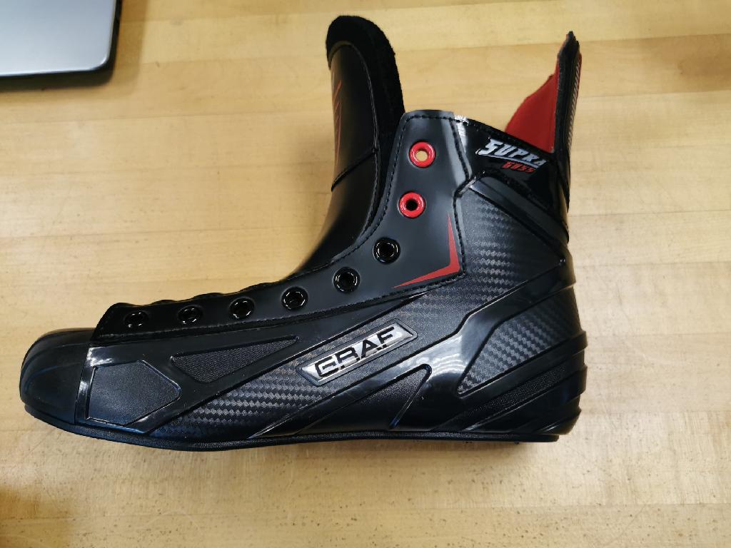 Sportschuhe (Schuhe für Schlittschuhe), sog. Schlittschuhe ohne Kufen aus Polypropylen, Größe 42,
Foto siehe Anlage
- mit Laufsohlen aus Kunststoff; mit 10 Bohrungen versehen; ohne fest angebrachte Kufen, damit keine
  Ware der Position 9506,
- mit Oberteil aus Kunststoff (teilweise Spinnstoff mit einer mit bloßem Auge wahrnehmbaren Außen-
  schicht aus Kunststoff),
- seitlich mit Firmenlogos und aufgedruckten Produktnamen verziert,
- über dem Spann mit einem Schnürenkelverschluss,
- im Bereich der Lasche und der Ferse höher gearbeitet.

"Schuhe (Sportschuhe), andere als in der Position 6401 genannte, mit Laufsohlen und Oberteil aus
 Kunststoff, andere als in der Unterposition 6402 12 genannte"