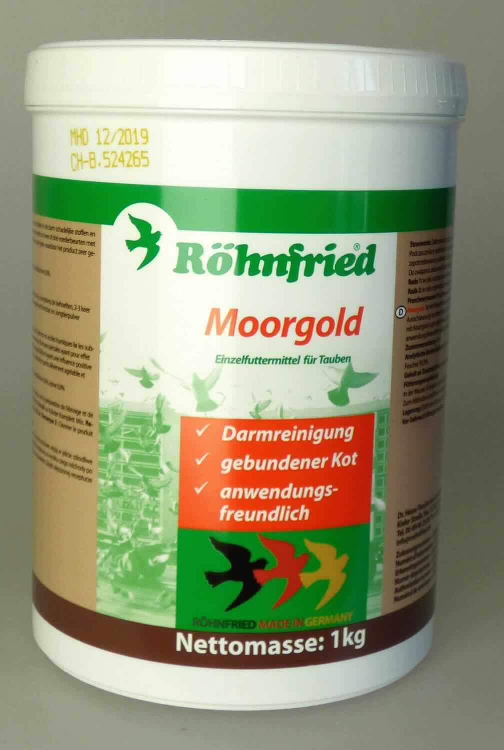 Angaben:
Moorgold, Einzelfuttermittel für Tauben. Das Futter soll zur Darmgesundheit der Tiere beitragen.

Feststellungen:
Braune, pastöse Masse, welche sich in einer für den Einzelverkauf aufgemachten 1-kg-Kunststoffdose mit buntbedrucktem Etikett befindet.

Befund:
Mineralische Stoffe; Torf (einschließlich Torfstreu), auch agglomeriert.