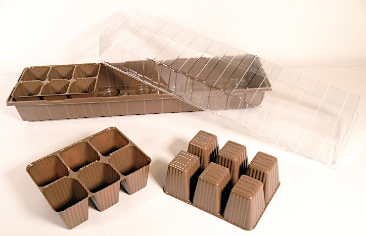 Nach den Angaben der Antragstellerin handelt es sich um eine dreiteilige Anzuchtschale aus formgepressten Kunststoffen im Sinne der Anmerkung 1 zu Kapitel 39. Das ca. 54 cm x 15 x 12 cm große Erzeugnis besteht aus einer braunen Unterschale, einem ebenfalls braunen, in 18 Aufnahmetöpfe eingeteilten Saateinsatz und einer transparenten, passgenau gearbeiteten Abdeckhaube. Das Erzeugnis dient der Aufzucht von Pflanzen wie z.B. Kräutern. 

Derartige Erzeugnisse werden zolltarifrechtlich als "andere Waren aus Kunststoffen, andere als in den Codenummern 3926 1000 00  0 bis 3926 9097 77 0 genannt" eingereiht.