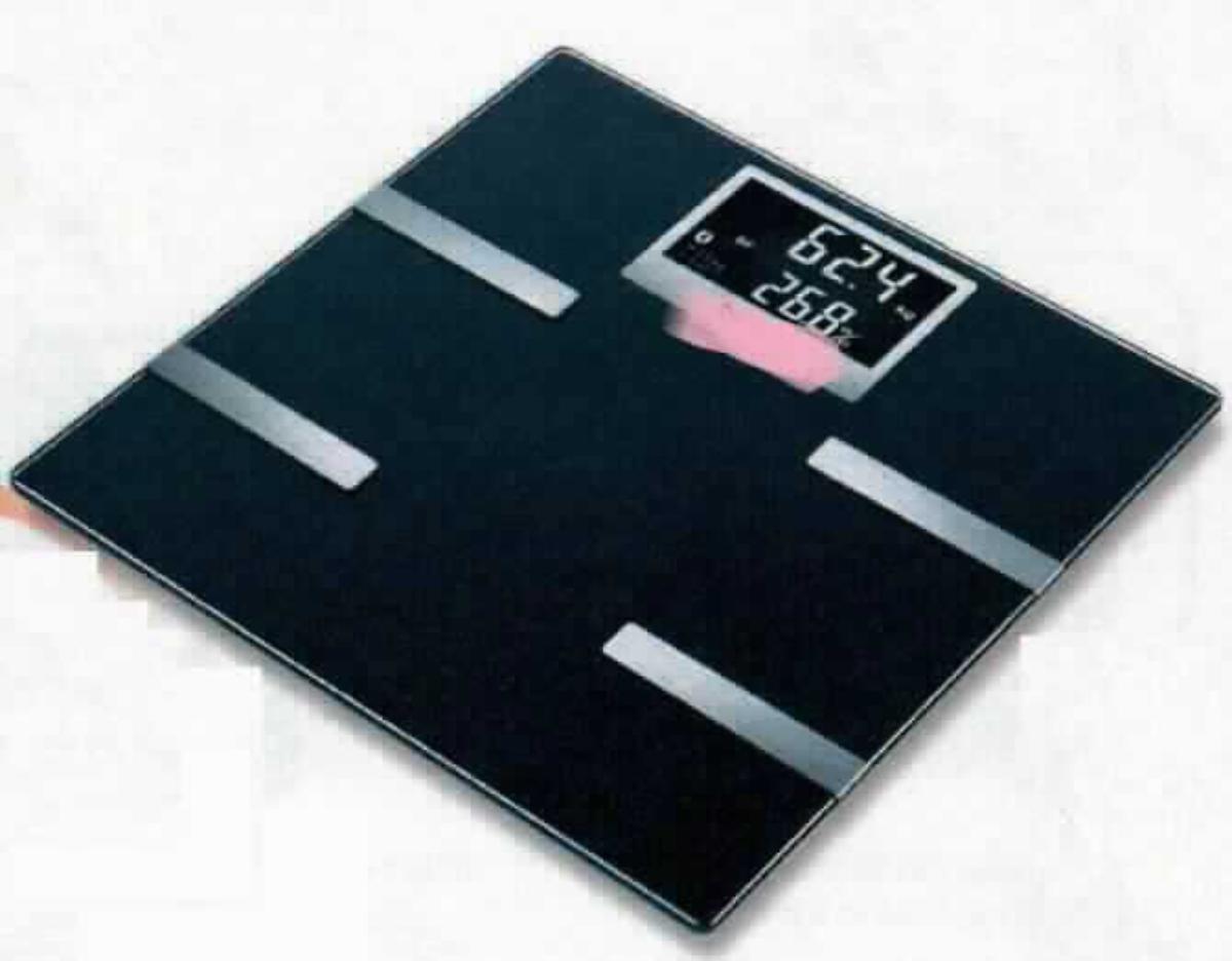 Diagnosewaage BF 700, Art. 748.34 (Personenwaage)
- aus einem Gehäuse mit quadratischer Trittfläche (Abmessungen L x B x H: 300 x 300 x
  23 mm), mit 4 Elektroden aus Edelstahl, Wägemodul, Ein- und Abschaltautomatik, Über-
  lastungsanzeige, LCD-Display, Infrarotsender und Batteriefach mit drei Batterien
  (Abbildung siehe Anlage),
- zum Wiegen von Personen sowie zur Analyse von Körperfett- und Wasseranteil,
  Knochen- und Muskelmasse sowie dem täglichen Kalorienbedarf, 
- mit einer Tragkraft bis max. 180 kg und einer Genauigkeit von weniger als 50 mg.
Die Waage bestimmt den Charakter der zusammengesetzten Ware.

"Waage mit einer Empfindlichkeit von mehr als 50 mg, Personenwaage, keine Haushaltswaage (zusammengesetzte Ware aus Waage -charakterbestimmend- und Messgerät) - sog. Diagnosewaage"