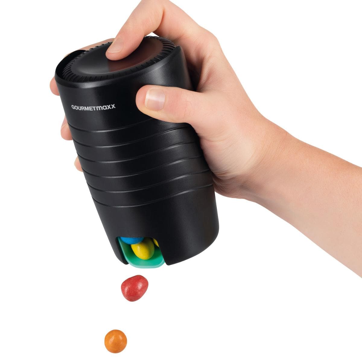 Nach den Antragsangaben sowie den vorgelegten Produktinformationen und Abbildungen handelt es sich um einen so genannten "Snackspender" aus Kunststoff im Sinne der Anmerkung 1 zu Kapitel 39 (ABS). Das zylindrische Erzeugnis (d ca. 7,7 cm; H ca. 15 cm) besteht aus einem Gehäuse samt eingesetzem Snackbehälter und ist mit einem abnehmbaren Deckel ausgestattet. Der Snackspender verfügt über einen metallfederbelasteten Ausgabemechanismus und soll mit trockenen Snacks (bspw. Schokolinsen oder Nüssen) befüllt werden, welche portionsweise aus einer Spenderöffnung ausgegeben werden, wenn auf den Deckel gedrückt wird.

Die Ware dient der Aufbewahrung sowie Mitnahme von Lebensmitteln im Haushalt und unterwegs und ist in einer bedruckten Verkaufsverpackung aufgemacht.

Zolltarifrechtlich handelt es sich um einen "Haushalts- oder Hauswirtschaftsartikel aus Kunststoffen, nicht von den Codenummern 3924 1000 11 0 bis 3924 9000 90 1 erfasst".