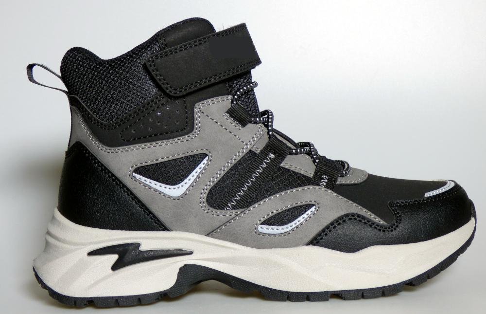 Stiefel, Größe 33, Foto siehe Anlage,
- mit Laufsohlen aus laut Antrag Kunststoff,
- mit Oberteil aus Kunststoff (Spinnstoff mit einer mit bloßem Auge wahrnehmbaren Außenschicht
  aus Kunststoff; den größten Teil der Außenfläche bildend) und Spinnstoff,
- auf das Oberteil sind Verstärkungsteile aus Kunststoff und Spinnstoff aufgesetzt,
- mit Klettverschluss und einer elastischen Kordel über dem Spann,
- auf dem Klettverschlussriegel mit einem Firmenlogo versehen,
- im Bereich der Ferse mit einer Anziehhilfe,
- den Knöchel bedeckend,
- ohne Metallschutz in der Vorderkappe.

"Schuhe, andere als in der Position 6401 genannte, mit Laufsohlen und Oberteil aus Kunststoff,
 andere als in den Unterpositionen (KN) 6402 1210 bis 6402 2000 genannte, den Knöchel 
 bedeckend, andere als in der Unterposition (KN) 6402 9110 genannte"