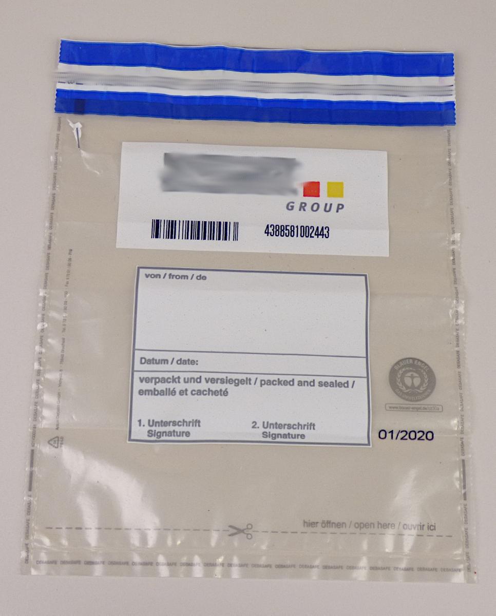 Bei dem als sog. "NAN 0665118-Safebag" bezeichneten und durch ein Warenmuster veranschaulichten Erzeugnis handelt es sich um einen ca. 295 x 165 cm großen Beutel aus miteinander verschweißten, transparenten Folien aus - wissenschaftlicher Untersuchung - Polyethylen, einem Kunststoff im Sinne der Anmerkung 1 zu Kapitel 39.

Der Beutel ist einseitig mit einem Aufdruck (u. a. mit Quittungsnummer, Beschriftungsfeld, Strichcode) und im oberen Bereich mit einem mit Schutzfolie abgedeckten Selbstklebestreifen sowie mit einer Perforationskante versehen.

Das Erzeugnis dient zu Transport- oder Verpackungszwecken (lt. Angaben der Antragstellerin: zum manipulationssicheren Transport von Bargeld, Gegenständen, Beweismitteln, Materialproben und vertraulichen Dokumenten) und ist für eine längere Verwendung nicht vorgesehen.

Derartige Erzeugnisse werden zolltarifrechtlich als "Transport- oder Verpackungsmittel aus Kunststoffen, Säcke und Beutel (einschließlich Tüten), aus Polymeren des Ethylens" eingereiht.