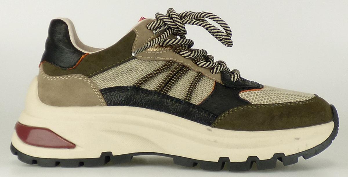 Halbschuhe, sog. Oxmox Halbschuhe, TW25W-24086-01, Größe 37, Foto siehe Anlage,
- mit Laufsohlen aus laut Antrag Kunststoff,
- mit Oberteil (geschlossenes Blatt) aus Kunststoff (Spinnstoff mit einer mit bloßem Auge
  wahrnehmbaren Außenschicht aus Kunststoff, den größten Teil der Außenfläche bildend)
  und Spinnstoff,
- mit Schnürsenkelverschluss, 
- nicht den Knöchel bedeckend,
- ohne Metallschutz in der Vorderkappe,
- mit einer Länge der Innensohle von ca. 24,6 cm,
- als Frauenschuhe erkennbar.

"Schuhe, andere als in der Position 6401 genannte, mit Laufsohlen und Oberteil aus Kunststoff, 
 andere als in den Unterpositionen (KN) 6402 1210 bis 6402 9950 genannte, mit einer Länge der 
 Innensohle von mehr als 24 cm, für Frauen"
