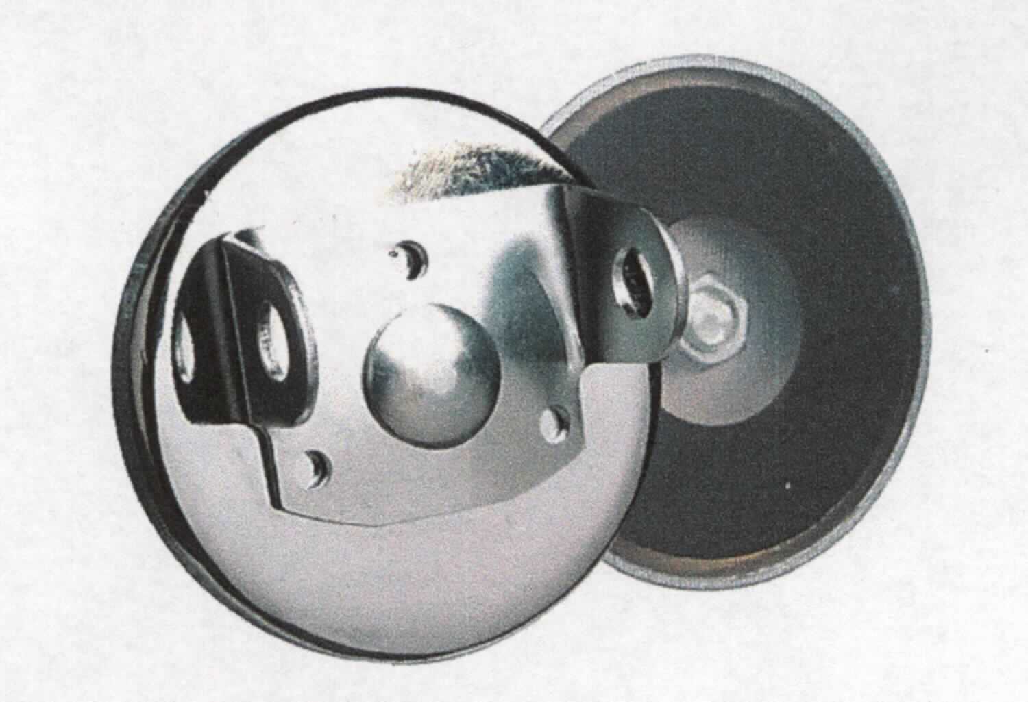 Es handelt sich bei der sog. "Magnetbefestigung für Nutzfahrzeugleuchten", Art.-Nr. 43300, um eine Halterung aus Metall und Kautschuk mit einem 80-lb-Magneten und einem U-förmigen Bügel zur Schnellbefestigung bestimmter Arbeitsscheinwerfer der Position 9405 an einer magnetischen Unterlage. Die Abmessungen betragen 52,81 x 41,27 mm (D x H). Die Halterung stellt sich als erkennbarer und als für die Verwendung notwendiger Bestandteil der Arbeitsscheinwerfer dar.

Es liegen keine Hinweise auf Handfertigung vor.

Das Erzeugnis ist als "Teil für einen Beleuchtungskörper, anderweit weder genannt noch inbegriffen, aus Metall und Kautschuk, nicht für zivile Luftfahrzeuge, nicht handgearbeitet" einzureihen.