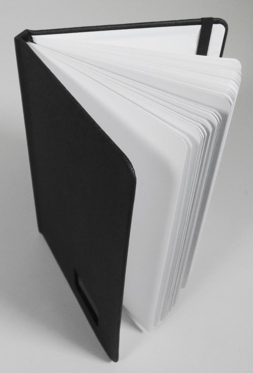 Es handelt sich um ein gebundenes (Fadenheftung) Notizbuch aus Papier (Format: DIN B6, Umfang: 82 Blatt) mit einem festen Einband aus Pappe, der auf den Außenseiten und mit lederartig geprägter Kunststofffolie überzogen ist. Das erste und letzte Blatt sind ungedruckt und 80 Blätter sind beidseitig vollständig liniert bedruckt, z. B. zum handschriftlichen Eintragen von persönlichen Ereignissen oder Notizen. Am Buchrücken ist ein textiles Gewebeband als Lesezeichen angebracht. Des Weiteren ist das Notizbuch mit einem gummielastischen Band zum Verschließen versehen. Der Buchdeckel weist eine annähernd rechteckige Aussparung mit abgerundeten Ecken (Abmessungen: etwa 3,8 x 2,5 cm) auf, die mit einer Kunststoffplatte abgedeckt ist und in diesem Bereich noch mit einem kundenspezifischen Logo versehen wird.

Abbildung siehe Anlage.

Derartige Waren gehören als "Notizbücher ohne Kalendarium, aus Papier oder Pappe" zur Codenummer 4820 10 30 00 0 des Zolltarifs, da es sich zolltarifrechtlich um eine aus verschiedenen Stoffen zusammengesetzte Ware handelt, deren wesentlicher Charakter nach dem Umfang und der Bedeutung für die Verwendung durch das Papier bestimmt wird.