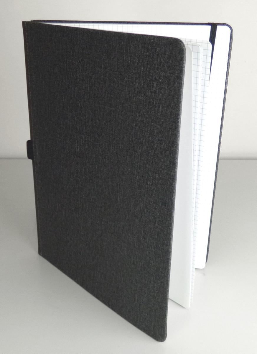 Es handelt sich um ein gebundenes (Fadenheftung) Notizbuch aus Papier (Format: DIN A4, Umfang: 100 Blatt) mit einem festen Einband aus Pappe, der auf den Außenseiten und mit Kunststofffolie, aufgebracht auf eine textile Unterlage, überzogen ist. Das erste und letzte Blatt sind ungedruckt und die übrigen Blätter sind beidseitig vollständig kariert bedruckt, z. B. zum handschriftlichen Eintragen von persönlichen Ereignissen oder Notizen. Am Buchrücken sind ein textiles Gewebeband als Lesezeichen sowie eine gummielastische Schlaufe zum Einstecken eines Stiftes (nicht Gegenstand der vZTA) angebracht. Des Weiteren ist das Notizbuch mit einem gummielastischen Band zum Verschließen versehen. Die Ware ist einer Kunststofftüte verpackt.

Abbildung siehe Anlage.

Derartige Waren gehören als "Notizbücher ohne Kalendarium, aus Papier oder Pappe" zur Codenummer 4820 10 30 00 0 des Zolltarifs, da es sich um eine aus verschiedenen Stoffen zusammengesetzte Ware handelt, deren wesentlicher Charakter nach dem Umfang und der Bedeutung für die Verwendung durch das Papier bestimmt wird.