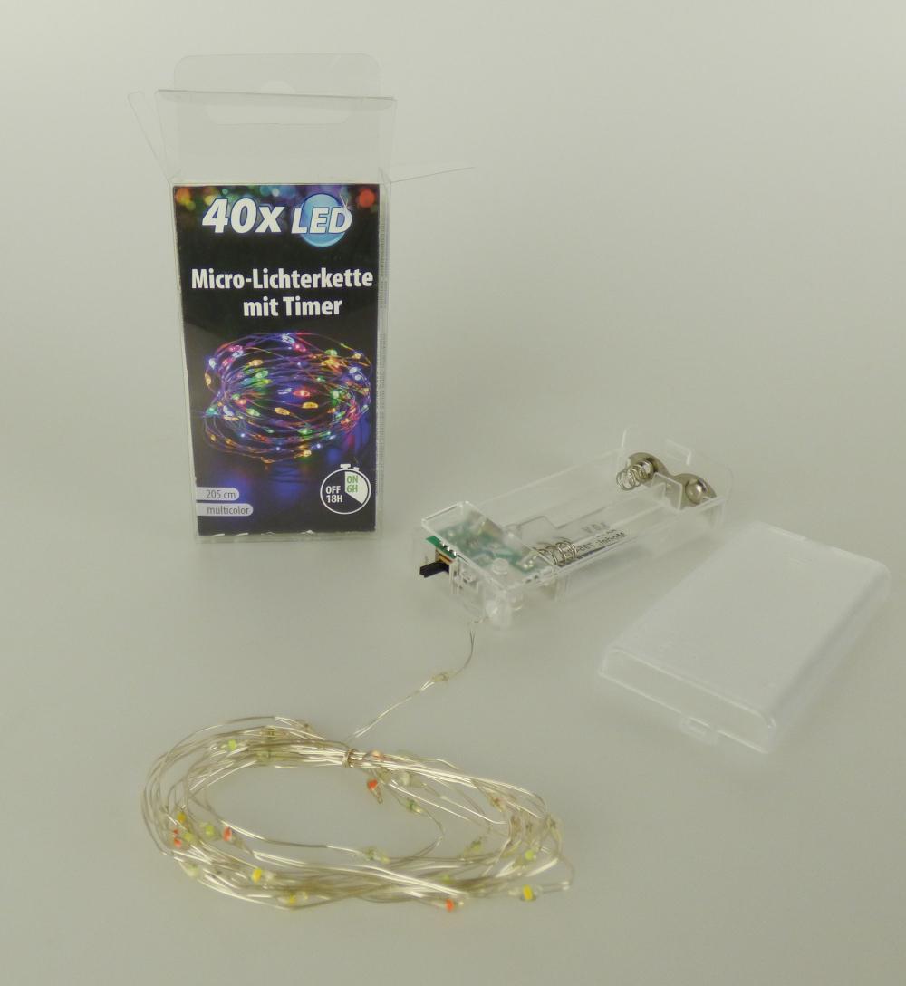 Bei der sog. "40er LED Micro Lichterkette 205 cm multicolor mit Timer in PVC Box" (Art. Nr.: 795405) handelt es sich um eine etwa 205 cm lange Girlande aus zwei lackisolierten Metalldrähten mit im gleichmäßigem Abstand fest angebrachten, verschieden farbig (multicolor) leuchtenden 40 LED-Brennstellen in Tropfenform.
Die Lichterkette ist mittels Kabel mit einem transparenten Batteriefach mit Schalter und Timerfunktion ausgestattet.

Das Erzeugnis ist in einer transparenten Kunststoffbox verpackt.

Es liegen keine Hinweise auf Handfertigung vor.

Das Erzeugnis ist als "elektrischer Beleuchtungskörper, anderweit weder genannt noch inbegriffen, nicht von den Unterpositionen (HS) 9405 11 bis 9405 41 erfasst, ausschließlich zur Verwendung mit LED-Lichtquellen bestimmt, kein Scheinwerfer, aus Metall, nicht handgearbeitet" einzureihen.