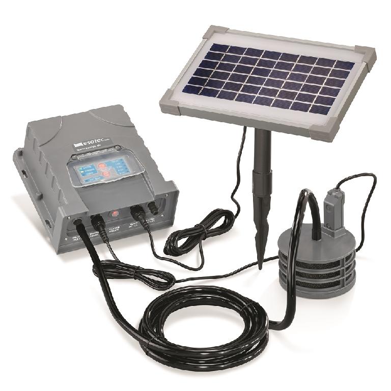 Solar Bewässerungscomputer, Art.-Nr. 101110 (Abbildung siehe Anlage),
- bestehend aus einer Membranpumpe mit elektrischer Steuerung der Ventile in einem Kunststoffgehäuse
  (Abmessungen: B x H x T 18 x 20 x 8 cm) mit integriertem 7,2 V Akku, 2 m Zulaufschlauch, Bedienfeld
  mit Kontroll-LED´s, vier Anschlüssen und Ein-/ Ausschalter auf der Unterseite sowie einem über Kabel
  angeschlossenen kristallinen 12 V Solarmodul (Abmessungen: ca. 25 x 17 x 2 cm) und einem über
  Kabel mit dem Tauchfilter verbundenen Wasserstandssensor mit Stecker, noch nicht zusammengesetzt
- für eine stufenweise regelbare Förderdauer von 0,5 bis 8 min,
- dient nach Anschluss des Wasserauslassschlauches (nicht Gegenstand der vZTA) als Ersatz-Bewässe-
  rungscomputer für ein akkugestütztes Bewässerungssystem zum Bewässern von Pflanzen im Garten,
  Gewächshaus, Frühbeet etc.,
- in einer gemeinsamen Verkaufsumschließung mit einem Erdspieß und einer Bedienungsanleitung (Bei-
  pack).
Die Membranpumpe bestimmt den Charakter des Ganzen.

"Flüssigkeitspumpe, keine Ware der TARIC-Codes 8413 1100 00 bis 8413 4000 00, oszillierende Ver-
 drängerpumpe, nicht von den TARIC-Codes 8413 5020 10 bis 8413 5080 10 erfasst (funktionelle Einheit
 aus Membranpumpe und Solarmodul sowie Wasserstandssensor, in Warenzusammenstellung in Auf-
 machung für den Einzelverkauf mit nicht charakterbestimmendem Beipack), noch nicht zusammengesetzt."