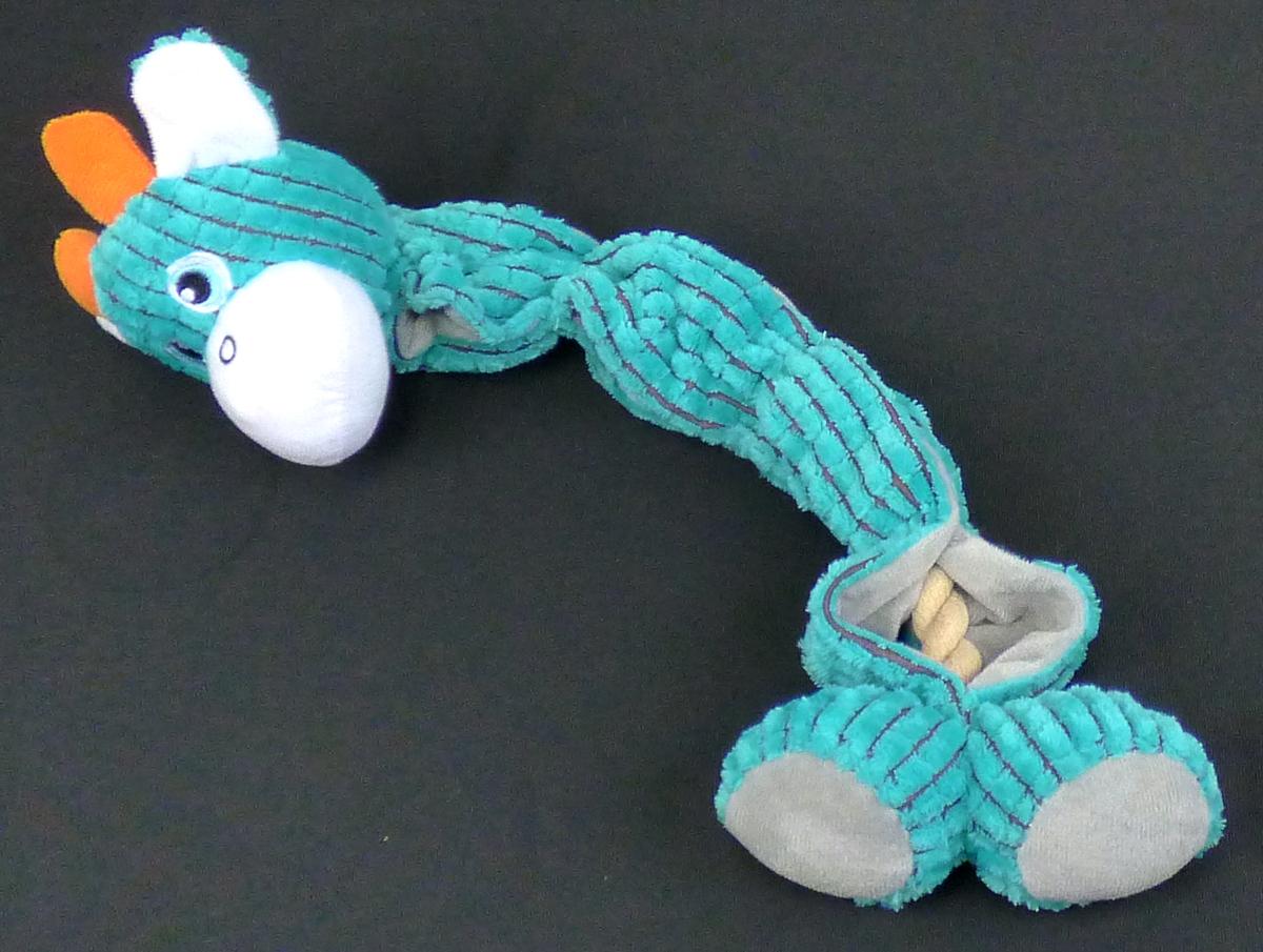 Hundespielzeug, sog. Plüschspielzeug mit Seil, Foto siehe Anlage,
- an einem mit der Abbildung eines Hundes und der Aufschrift "Hundespielzeug" bedruckten
  Pappaufhänger befestigt,
- in Form einer stilisierten Giraffe gearbeitet; mit einer Länge von ca. 48 cm und einer max. Breite
  von ca. 15 cm,
- aus buntgewirkten und verschiedenen einfarbigen Samtgewirken aus laut Antrag 100 % Polyester
  (synthetische Chemiefasern),
- der "Kopf" mit "Hörnern" und die "Füße" sind mit Wattierungsstoff gefüllt,
- in den "Körper" ist ein teilweise sichtbares, zweilitziges Seil aus Spinnstoffen (Länge ca. 31 cm,
  Dicke ca. 1,5 cm) eingearbeitet,
- mit aufgestickten "Nasenlöchern" und aufgenähten "Augen" versehen,
- im "Kopf" mit einem Quietschmechanismus versehen,
- durch Zusammenfügen konfektioniert,
- aufgrund der Beschaffenheit und der Aufmachung erkennbar für Tiere bestimmt, somit keine
  Ware der Position 9503,
- insbesondere im Hinblick auf den Umfang verleihen die Gewirke der Ware ihren wesentlichen
  Charakter.

"Andere konfektionierte Ware (Tierspielzeug), aus Spinnstoffen, aus Gewirken"